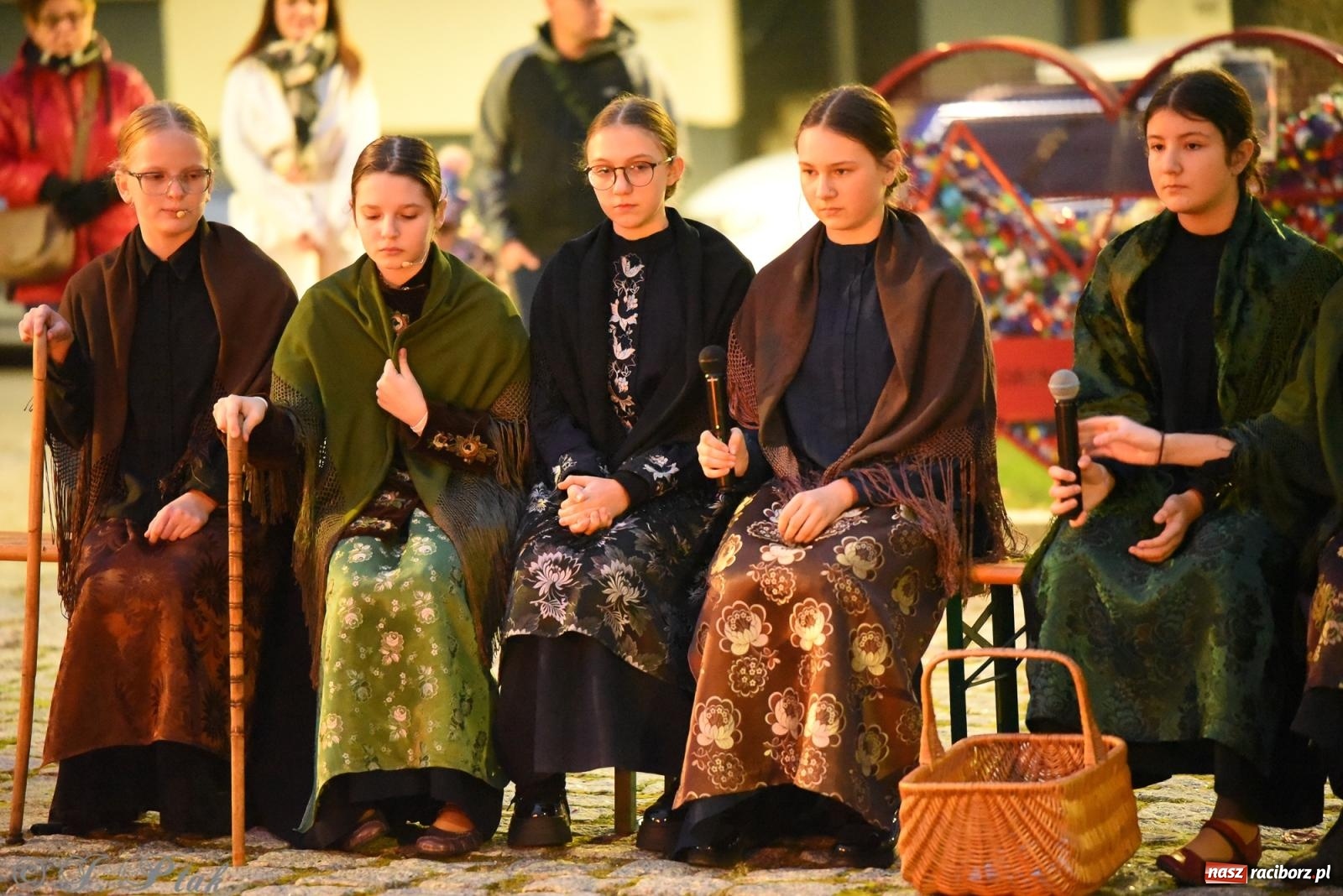 Zdjęcie w galerii na portalu naszraciborz.pl: Rogale i muzyka. Święty Marcin ponownie zawitał do Krzanowic wiadomości z regionu