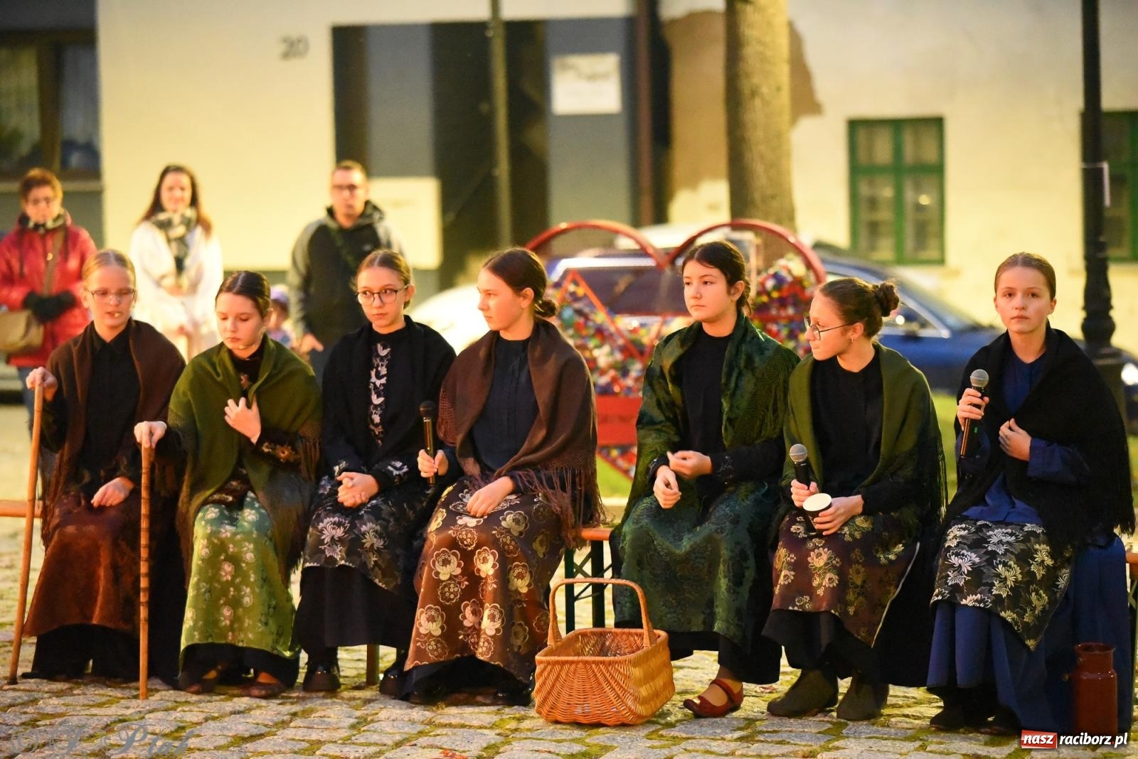 Zdjęcie w galerii na portalu naszraciborz.pl: Rogale i muzyka. Święty Marcin ponownie zawitał do Krzanowic wiadomości z regionu