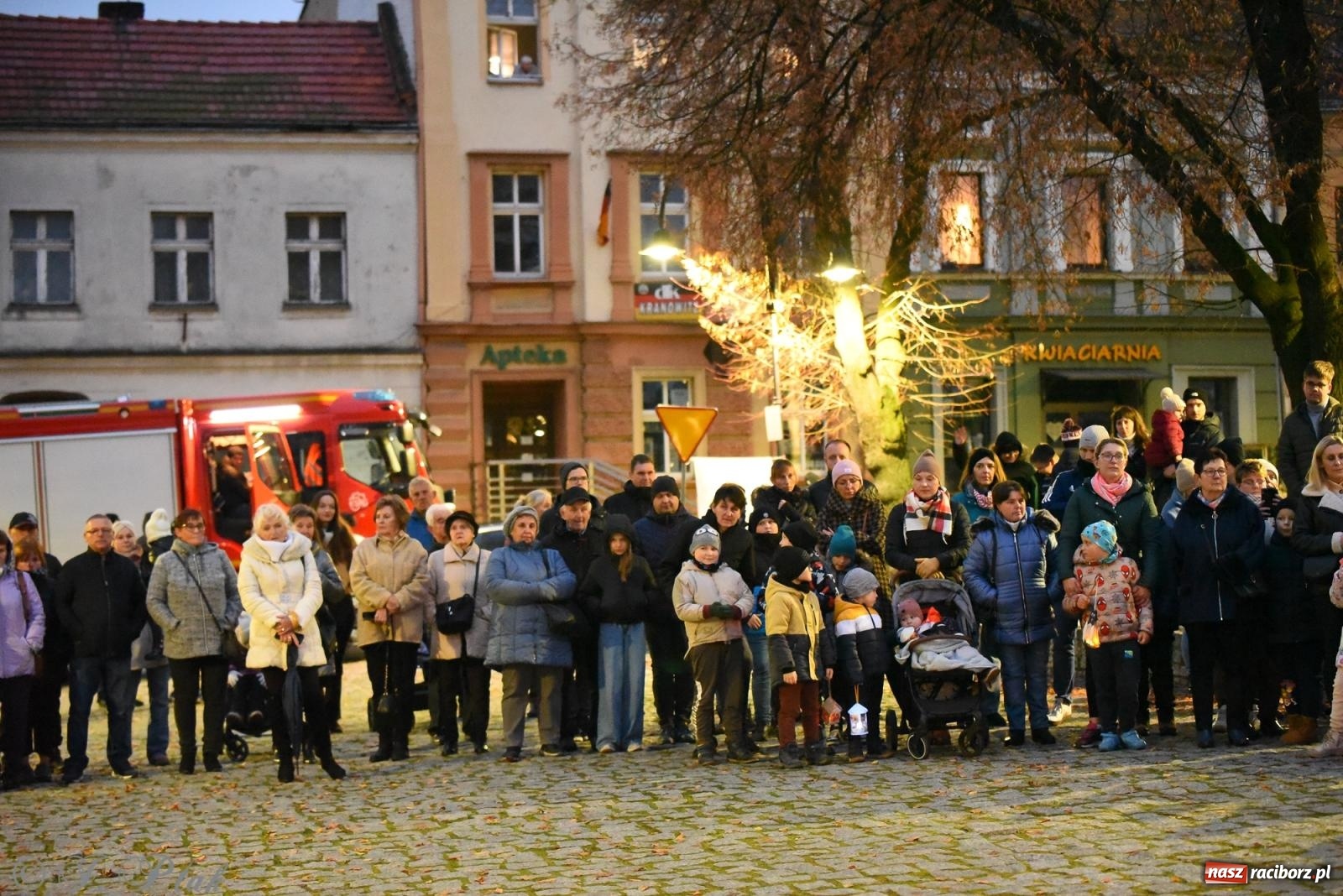 Zdjęcie w galerii na portalu naszraciborz.pl: Rogale i muzyka. Święty Marcin ponownie zawitał do Krzanowic wiadomości z regionu