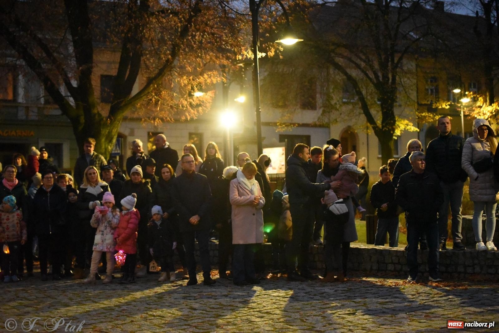 Zdjęcie w galerii na portalu naszraciborz.pl: Rogale i muzyka. Święty Marcin ponownie zawitał do Krzanowic wiadomości z regionu