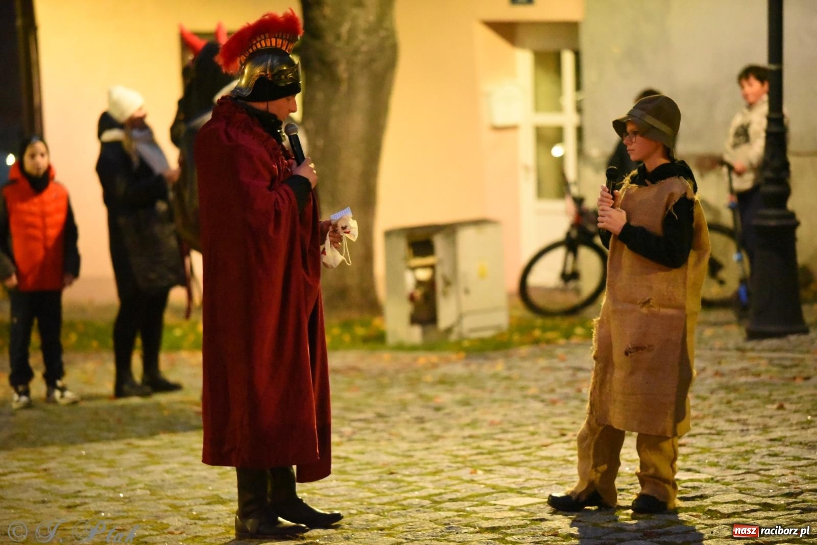 Zdjęcie w galerii na portalu naszraciborz.pl: Rogale i muzyka. Święty Marcin ponownie zawitał do Krzanowic wiadomości z regionu