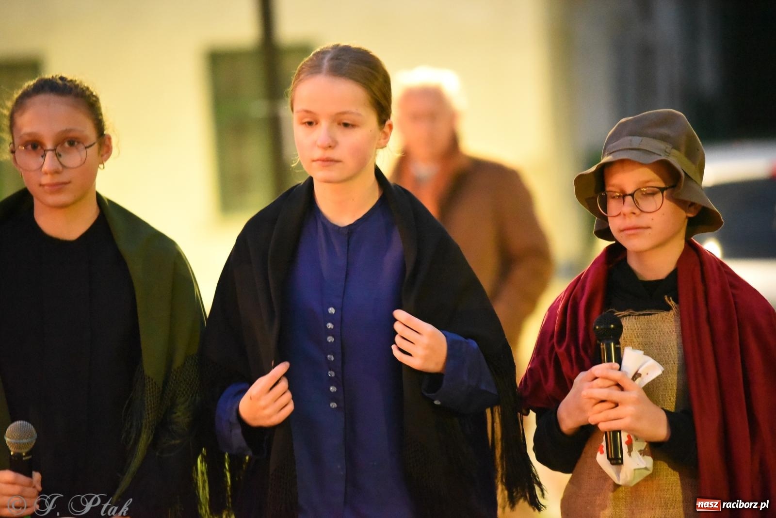 Zdjęcie w galerii na portalu naszraciborz.pl: Rogale i muzyka. Święty Marcin ponownie zawitał do Krzanowic wiadomości z regionu