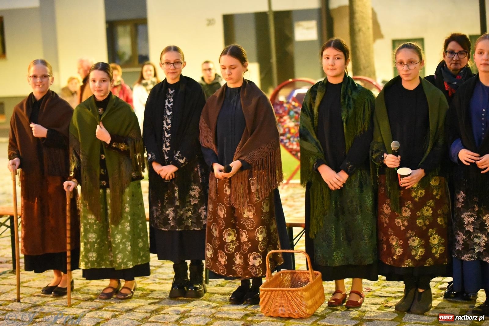 Zdjęcie w galerii na portalu naszraciborz.pl: Rogale i muzyka. Święty Marcin ponownie zawitał do Krzanowic wiadomości z regionu