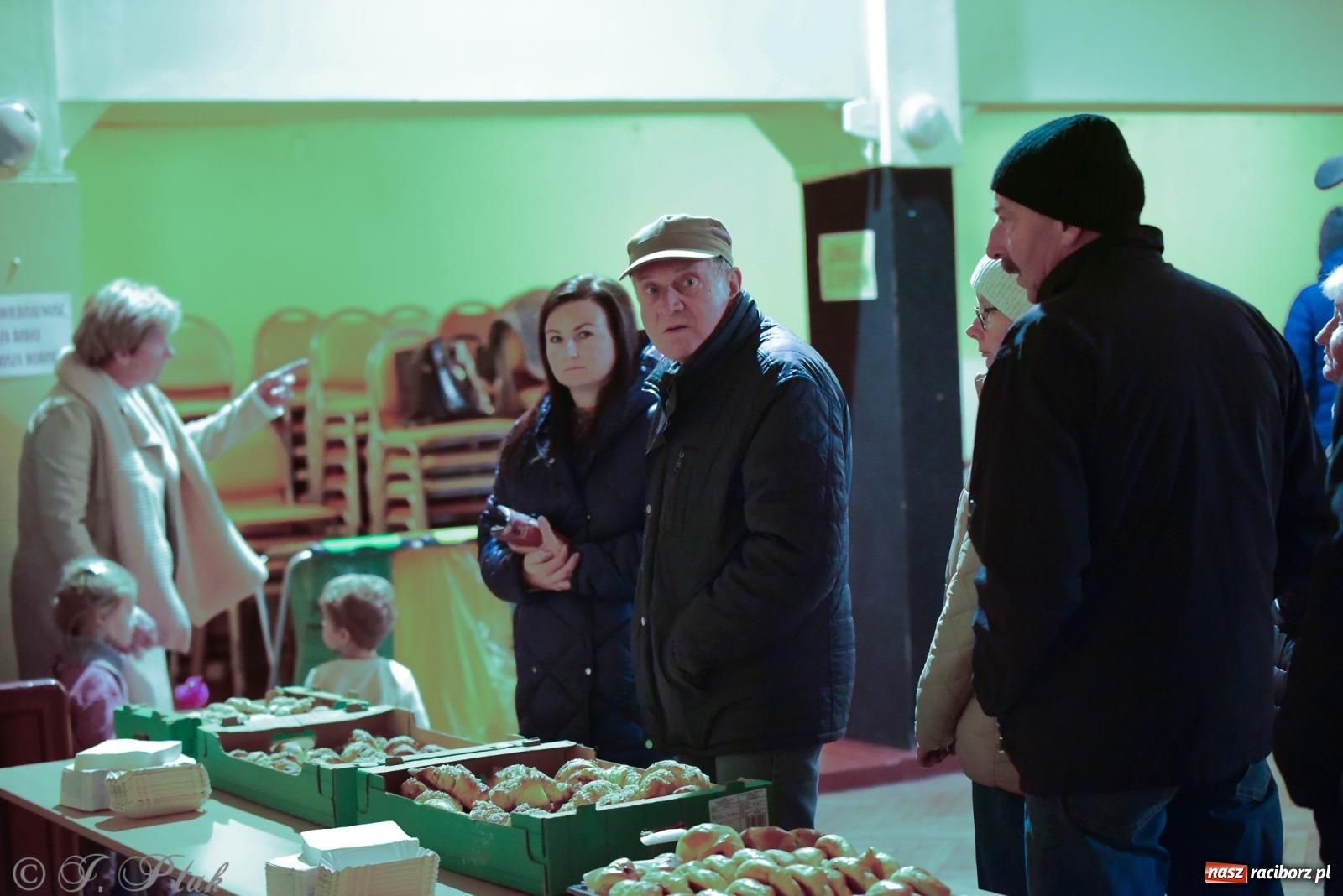 Zdjęcie w galerii na portalu naszraciborz.pl: Rogale i muzyka. Święty Marcin ponownie zawitał do Krzanowic wiadomości z regionu