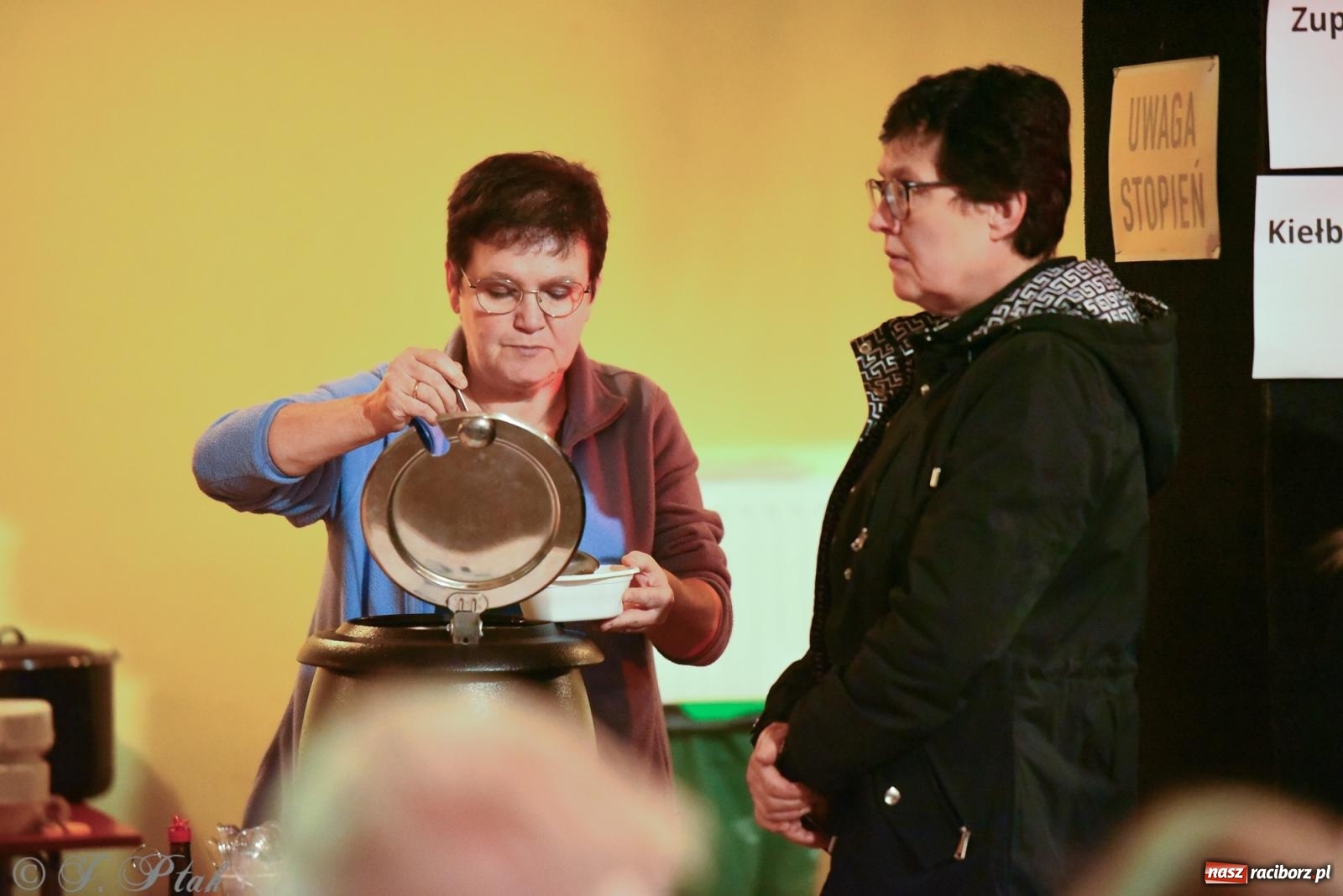 Zdjęcie w galerii na portalu naszraciborz.pl: Rogale i muzyka. Święty Marcin ponownie zawitał do Krzanowic wiadomości z regionu