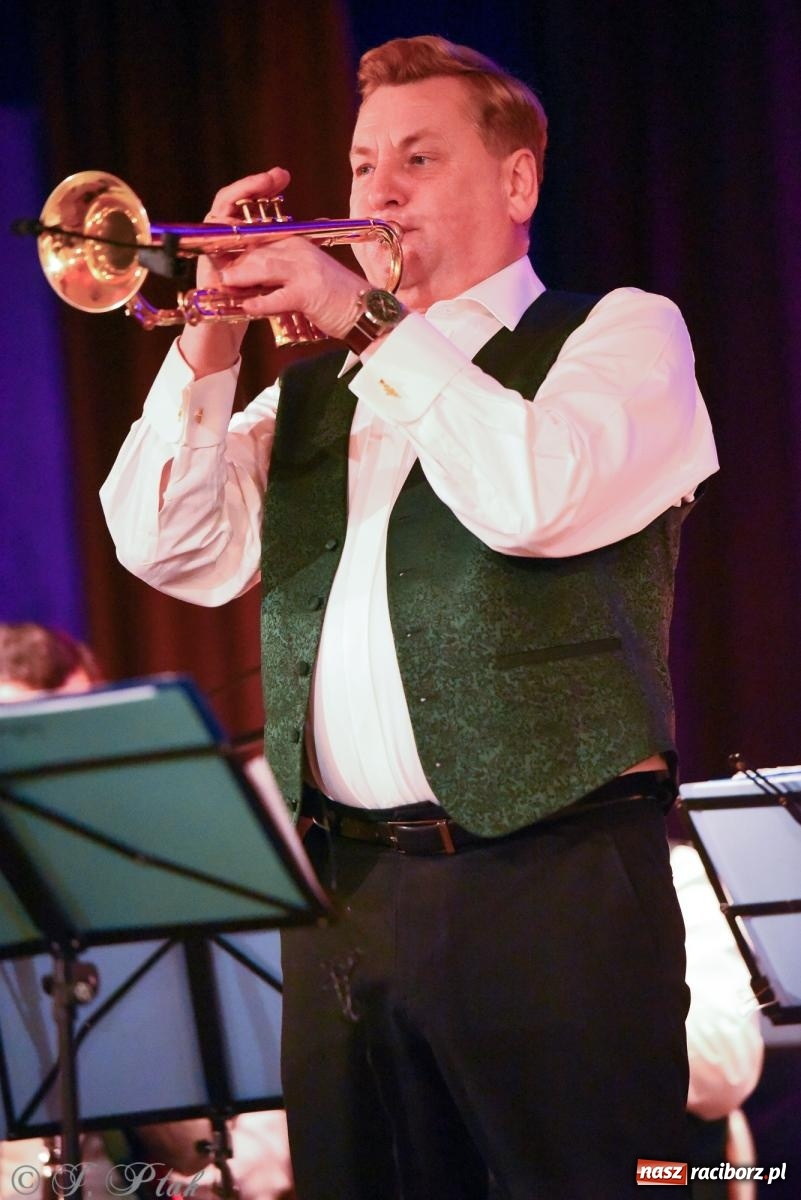 Zdjęcie w galerii na portalu naszraciborz.pl: Rogale i muzyka. Święty Marcin ponownie zawitał do Krzanowic wiadomości z regionu