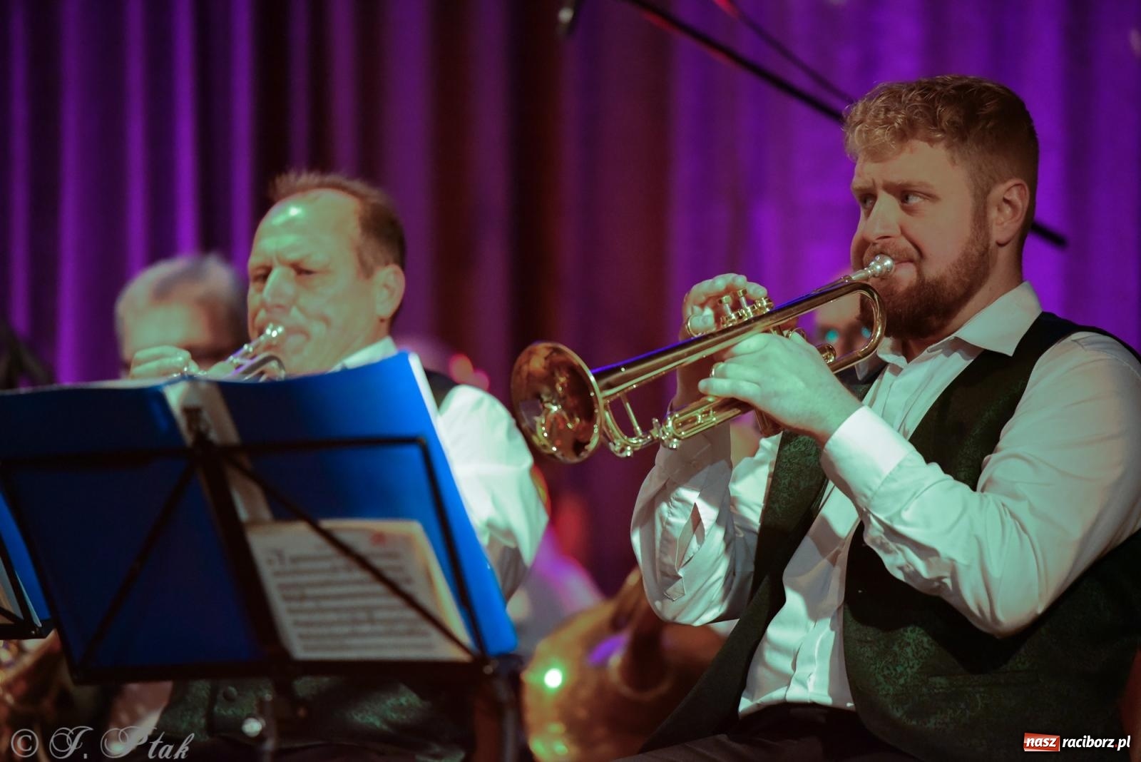 Zdjęcie w galerii na portalu naszraciborz.pl: Rogale i muzyka. Święty Marcin ponownie zawitał do Krzanowic wiadomości z regionu