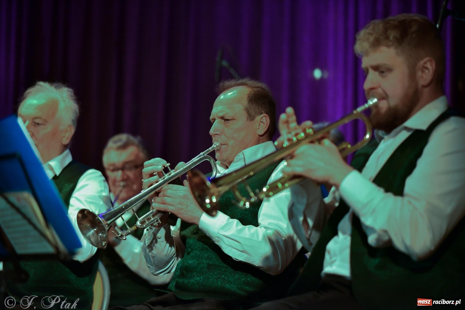 Zdjęcie w galerii na portalu naszraciborz.pl: Rogale i muzyka. Święty Marcin ponownie zawitał do Krzanowic wiadomości z regionu