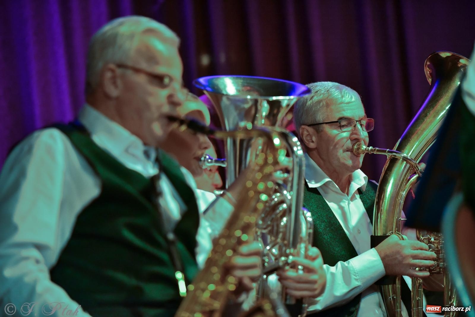 Zdjęcie w galerii na portalu naszraciborz.pl: Rogale i muzyka. Święty Marcin ponownie zawitał do Krzanowic wiadomości z regionu