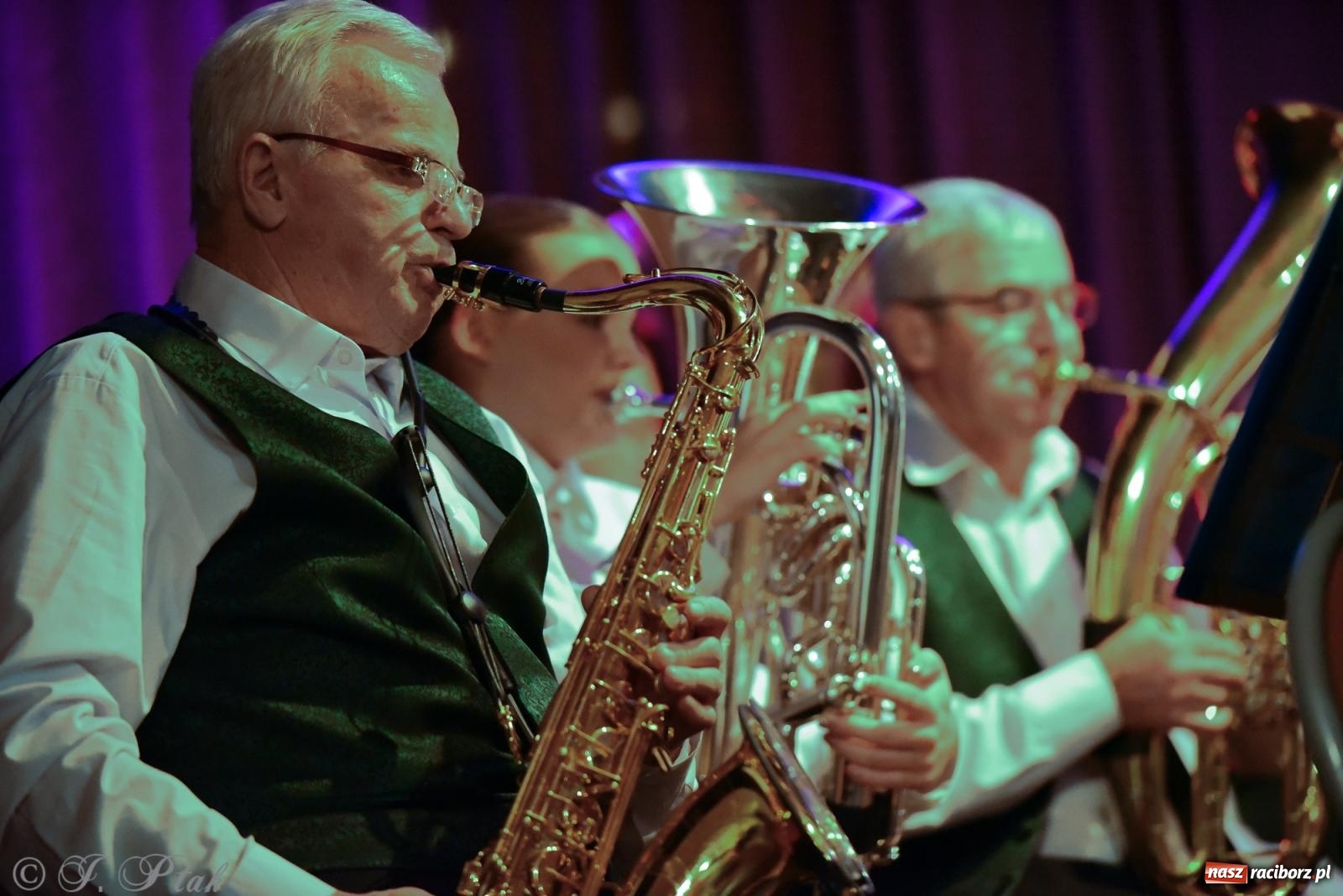 Zdjęcie w galerii na portalu naszraciborz.pl: Rogale i muzyka. Święty Marcin ponownie zawitał do Krzanowic wiadomości z regionu