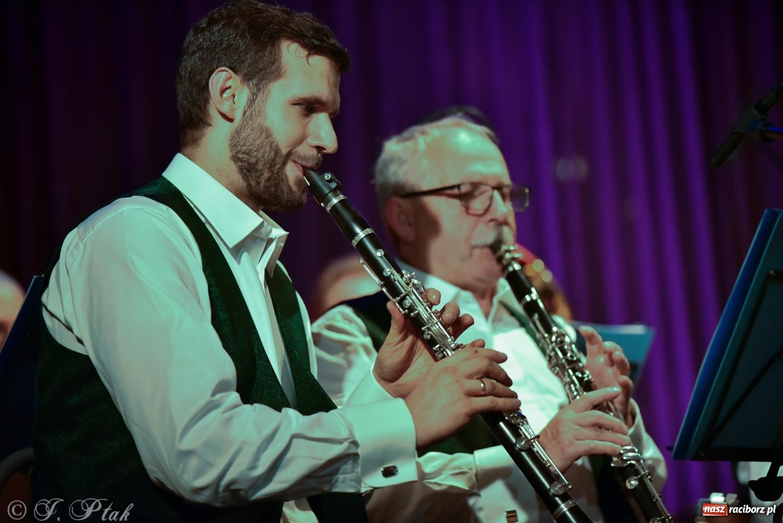 Zdjęcie w galerii na portalu naszraciborz.pl: Rogale i muzyka. Święty Marcin ponownie zawitał do Krzanowic wiadomości z regionu