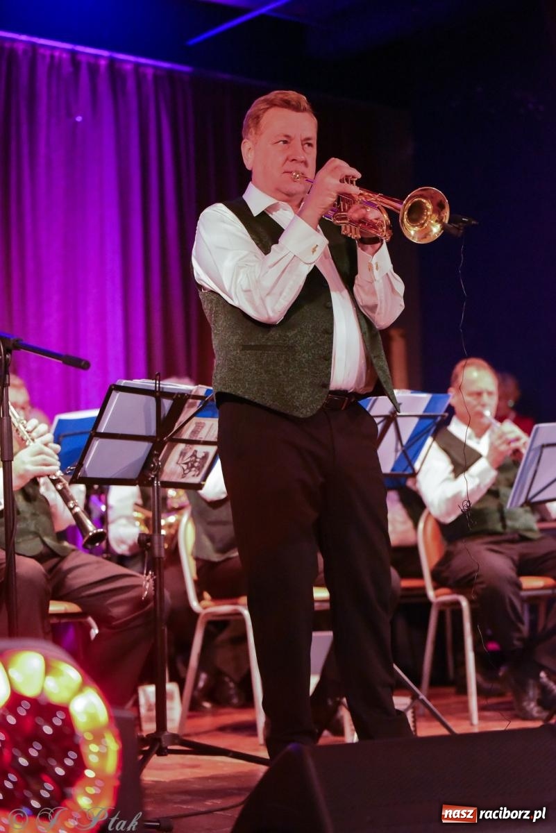 Zdjęcie w galerii na portalu naszraciborz.pl: Rogale i muzyka. Święty Marcin ponownie zawitał do Krzanowic wiadomości z regionu