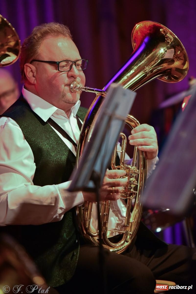 Zdjęcie w galerii na portalu naszraciborz.pl: Rogale i muzyka. Święty Marcin ponownie zawitał do Krzanowic wiadomości z regionu