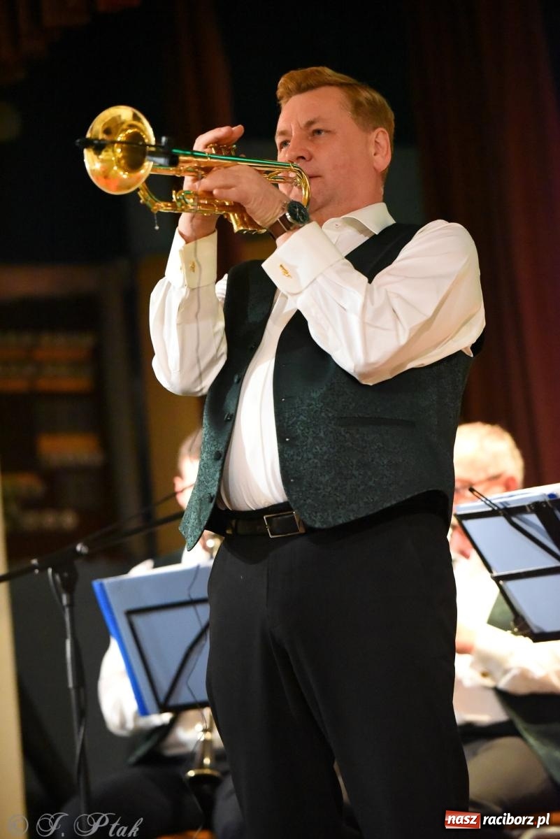 Zdjęcie w galerii na portalu naszraciborz.pl: Rogale i muzyka. Święty Marcin ponownie zawitał do Krzanowic wiadomości z regionu