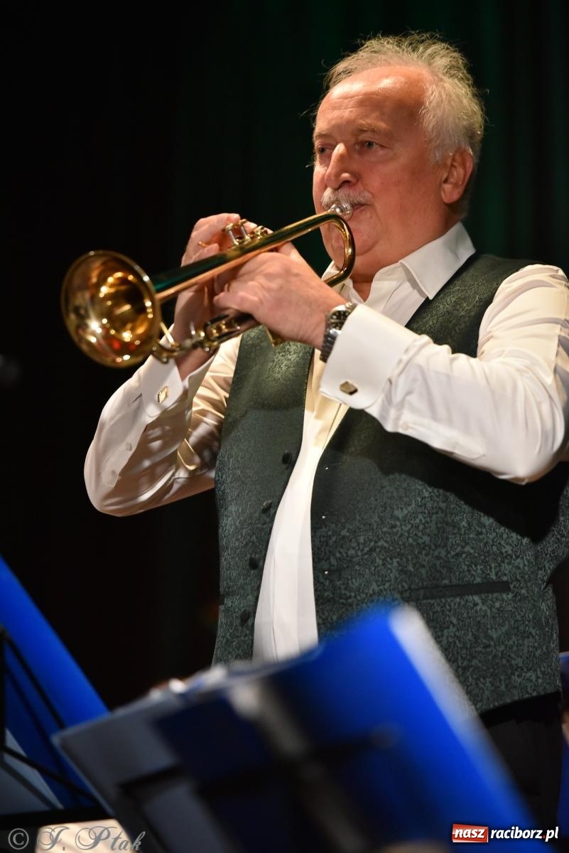 Zdjęcie w galerii na portalu naszraciborz.pl: Rogale i muzyka. Święty Marcin ponownie zawitał do Krzanowic wiadomości z regionu