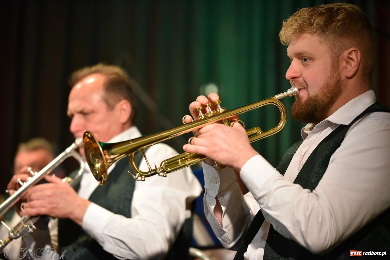Zdjęcie w galerii na portalu naszraciborz.pl: Rogale i muzyka. Święty Marcin ponownie zawitał do Krzanowic wiadomości z regionu