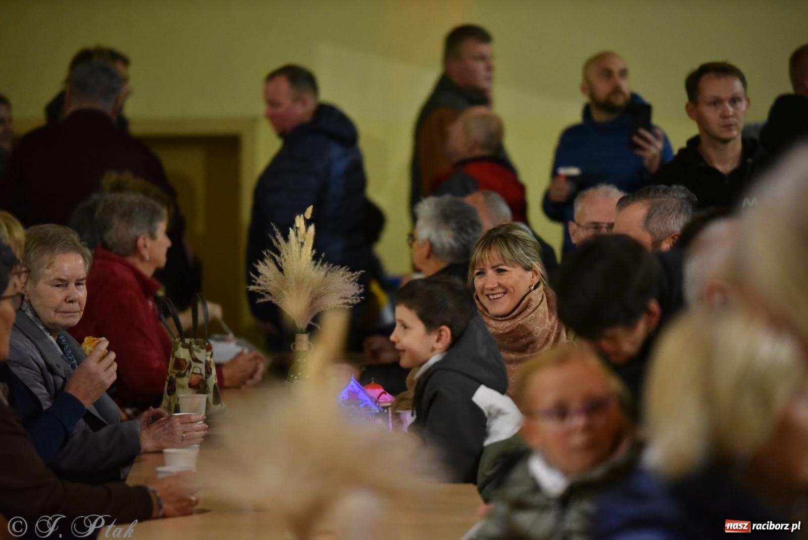 Zdjęcie w galerii na portalu naszraciborz.pl: Rogale i muzyka. Święty Marcin ponownie zawitał do Krzanowic wiadomości z regionu