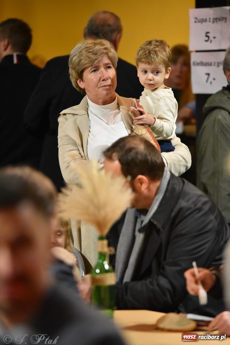 Zdjęcie w galerii na portalu naszraciborz.pl: Rogale i muzyka. Święty Marcin ponownie zawitał do Krzanowic wiadomości z regionu