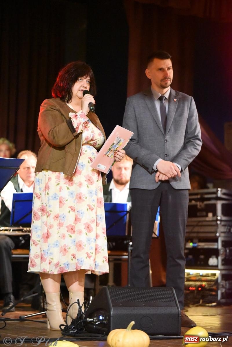 Zdjęcie w galerii na portalu naszraciborz.pl: Rogale i muzyka. Święty Marcin ponownie zawitał do Krzanowic wiadomości z regionu