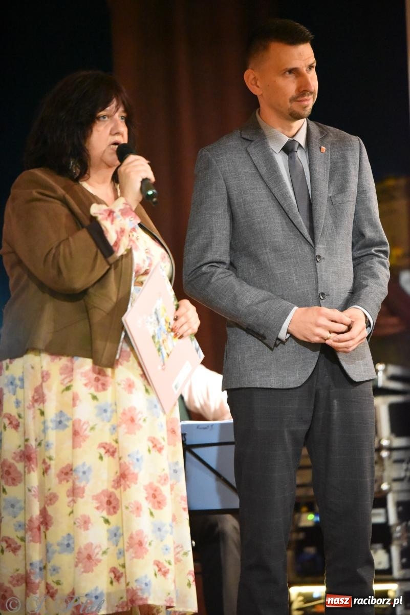 Zdjęcie w galerii na portalu naszraciborz.pl: Rogale i muzyka. Święty Marcin ponownie zawitał do Krzanowic wiadomości z regionu