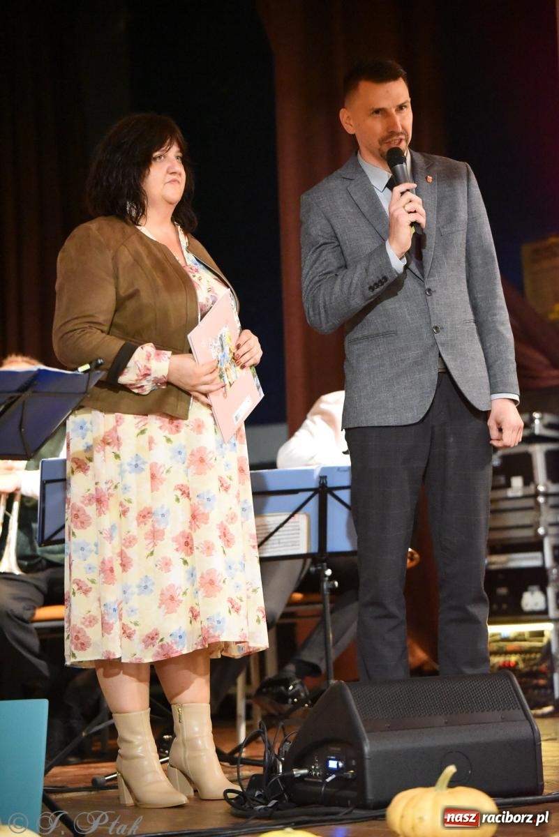 Zdjęcie w galerii na portalu naszraciborz.pl: Rogale i muzyka. Święty Marcin ponownie zawitał do Krzanowic wiadomości z regionu