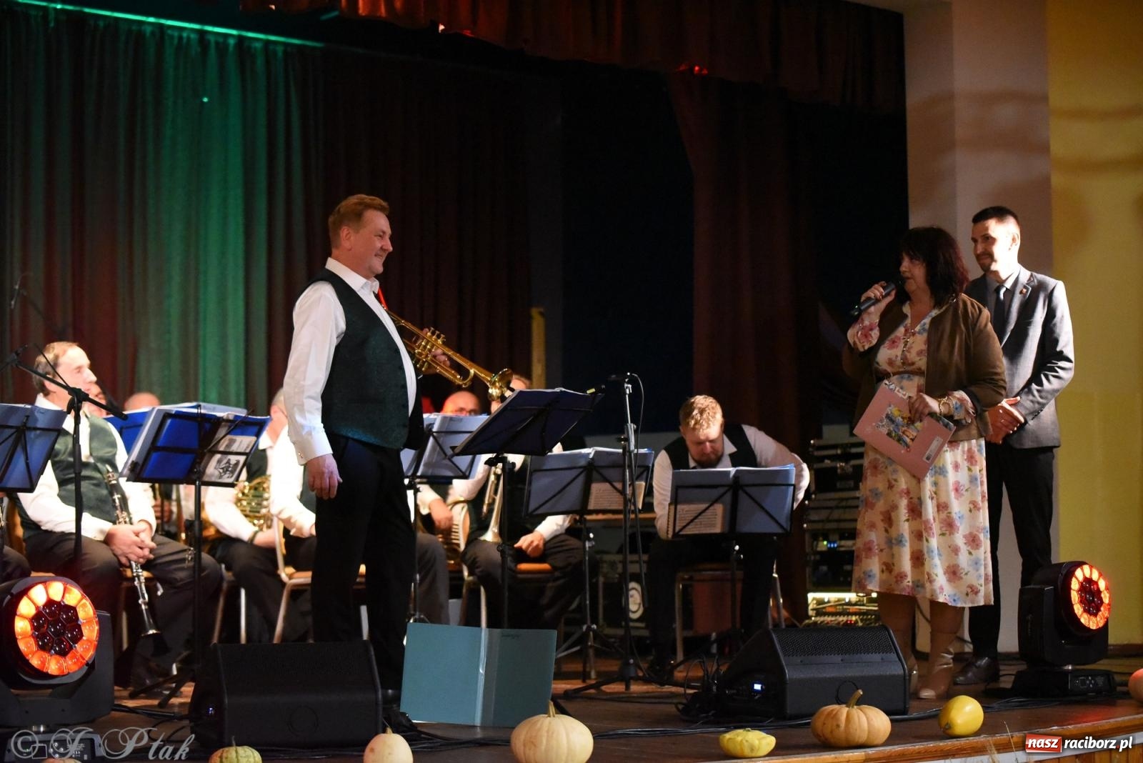 Zdjęcie w galerii na portalu naszraciborz.pl: Rogale i muzyka. Święty Marcin ponownie zawitał do Krzanowic wiadomości z regionu