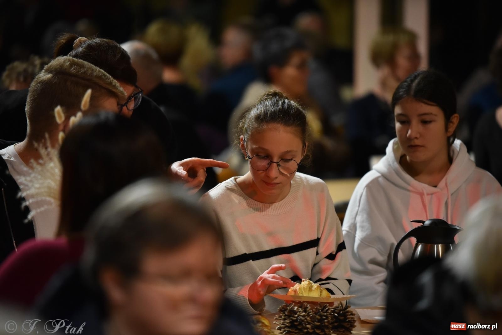 Zdjęcie w galerii na portalu naszraciborz.pl: Rogale i muzyka. Święty Marcin ponownie zawitał do Krzanowic wiadomości z regionu