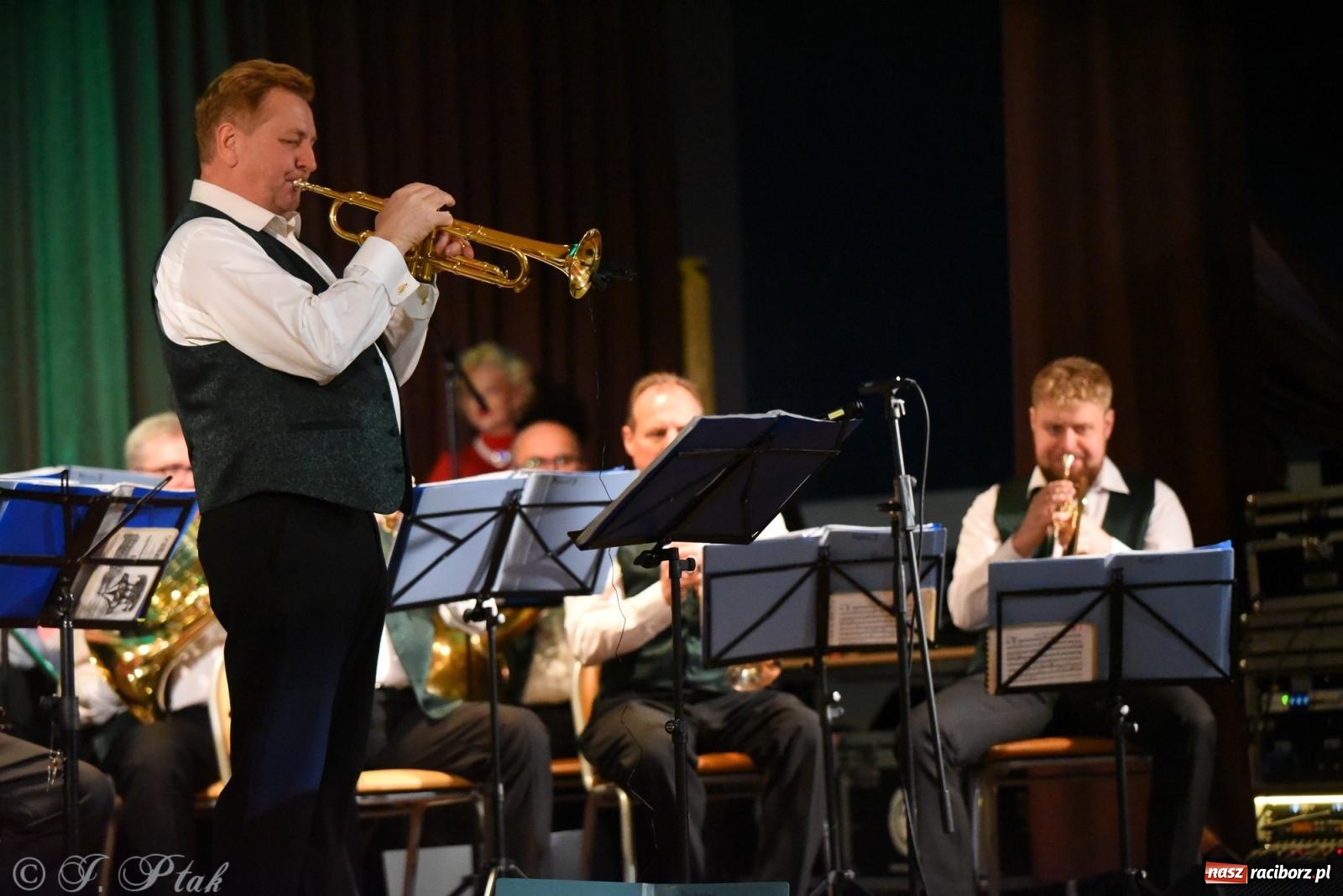 Zdjęcie w galerii na portalu naszraciborz.pl: Rogale i muzyka. Święty Marcin ponownie zawitał do Krzanowic wiadomości z regionu