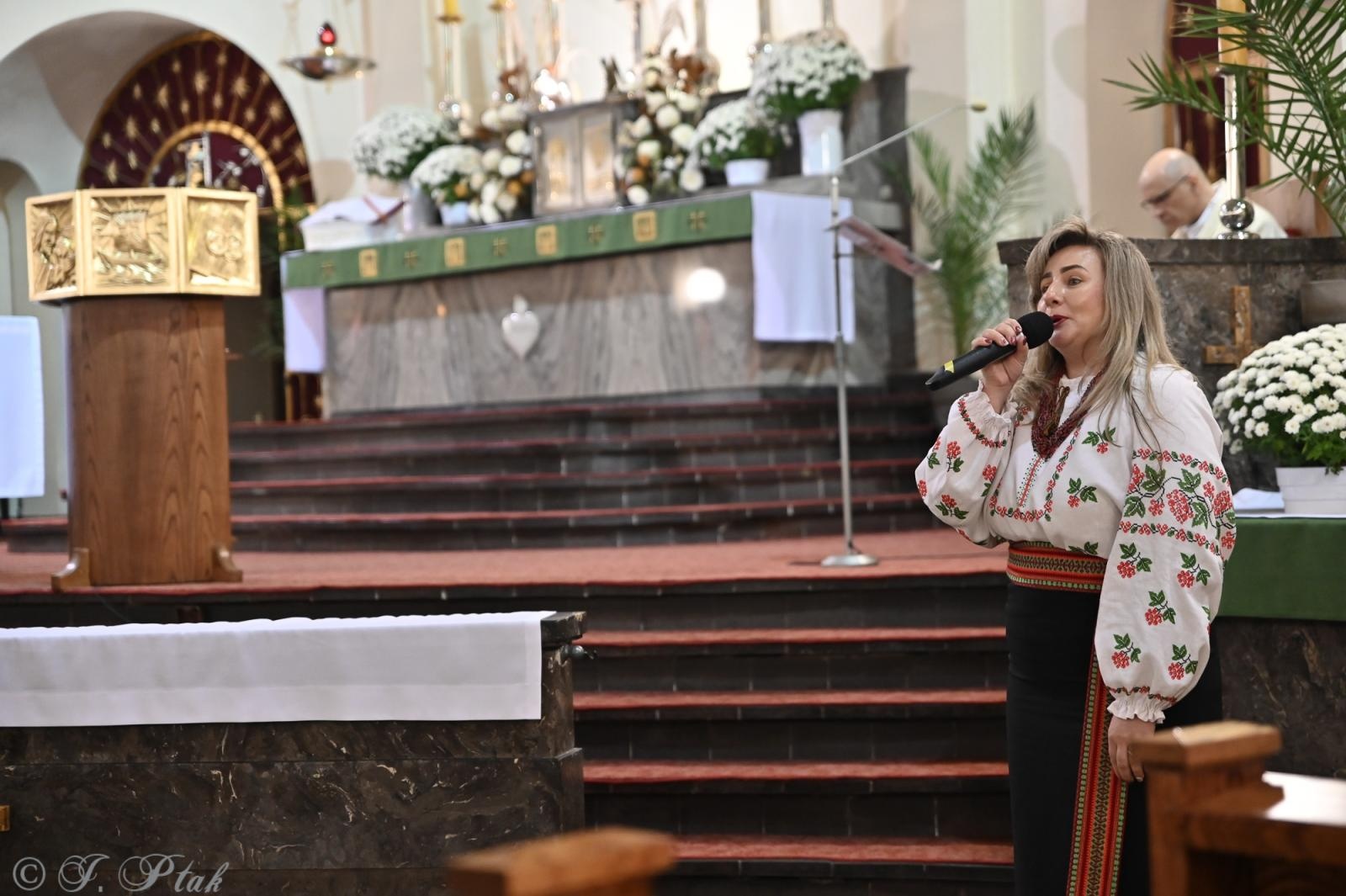 Zdjęcie w galerii na portalu naszraciborz.pl: Muzyka, która łączy serca – zespół Topolany z Ukrainy w raciborskim Kościele NSPJ wiadomości z regionu