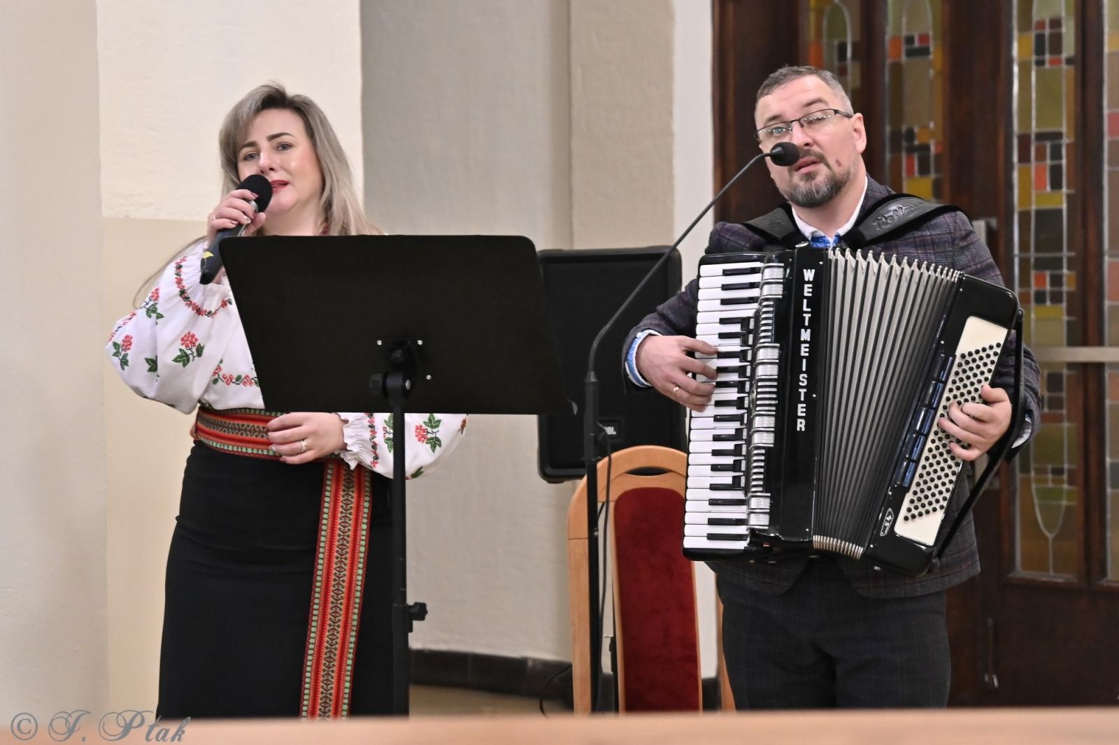 Zdjęcie w galerii na portalu naszraciborz.pl: Muzyka, która łączy serca – zespół Topolany z Ukrainy w raciborskim Kościele NSPJ wiadomości z regionu