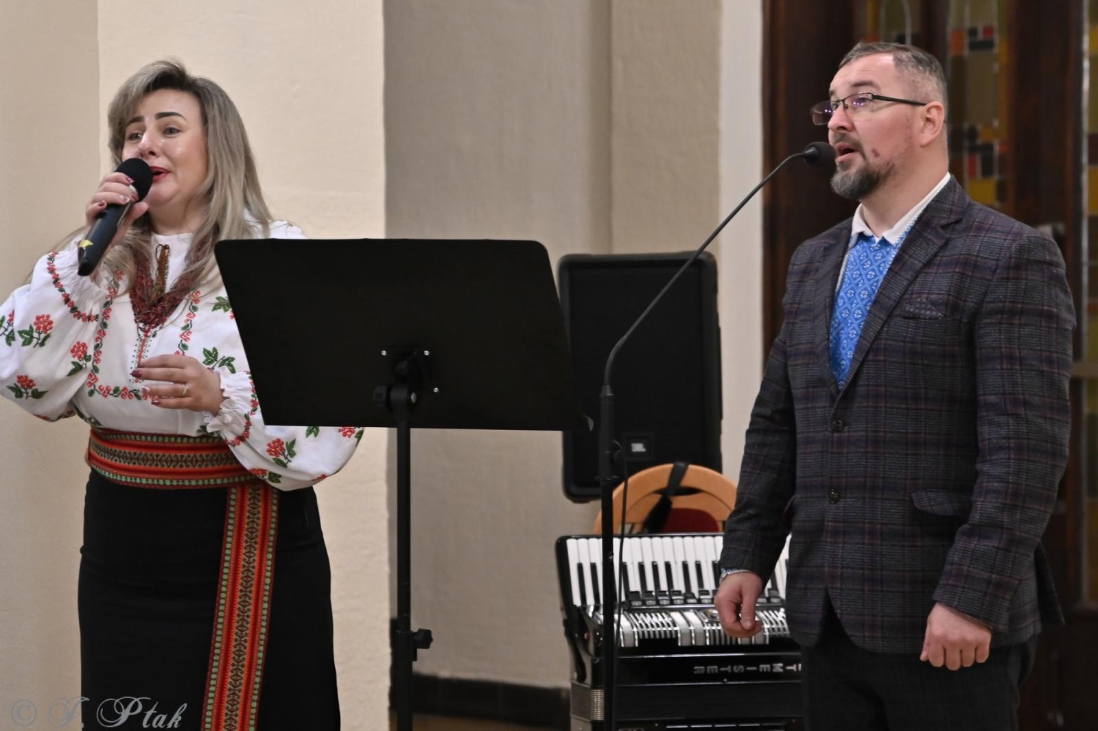 Zdjęcie w galerii na portalu naszraciborz.pl: Muzyka, która łączy serca – zespół Topolany z Ukrainy w raciborskim Kościele NSPJ wiadomości z regionu