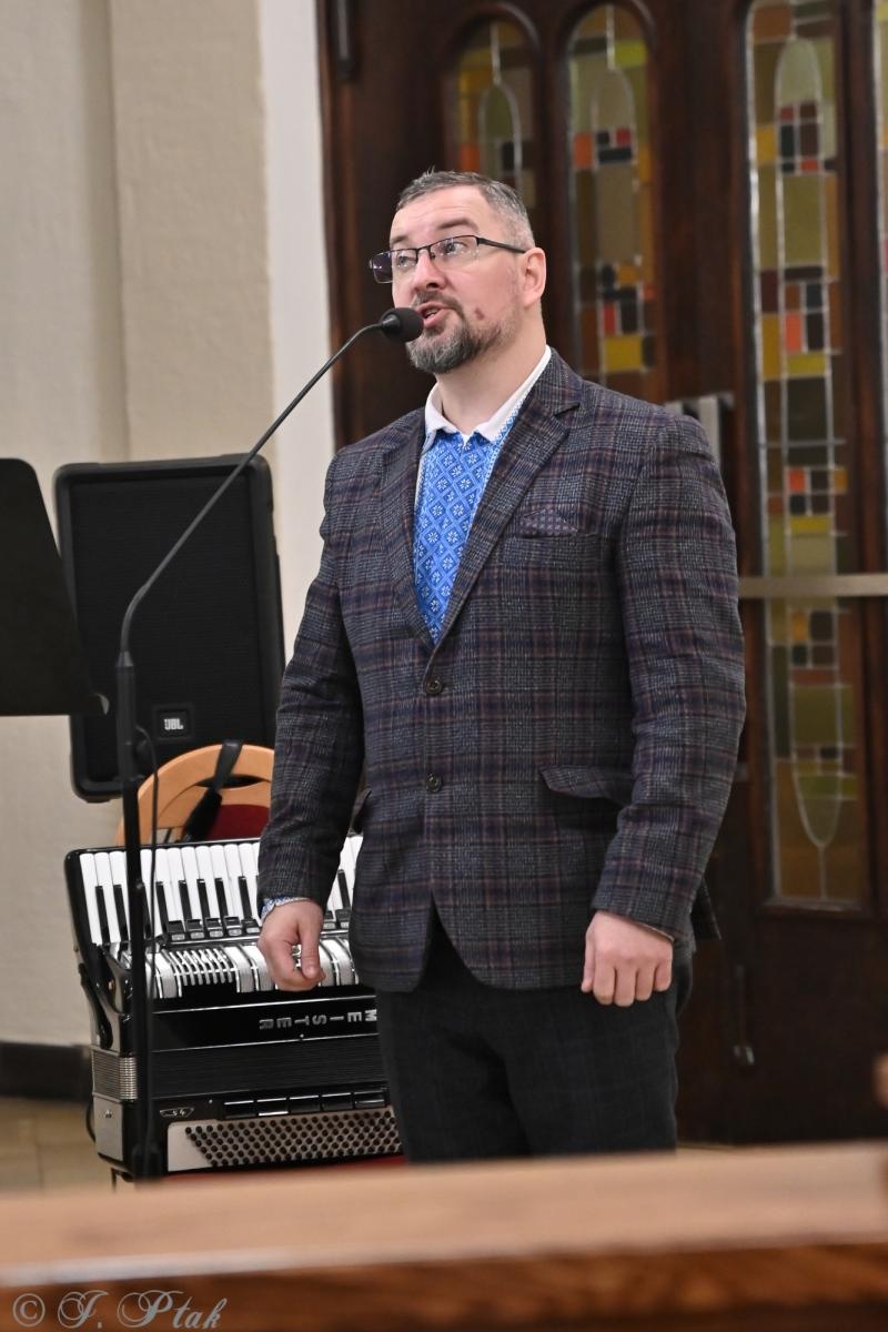 Zdjęcie w galerii na portalu naszraciborz.pl: Muzyka, która łączy serca – zespół Topolany z Ukrainy w raciborskim Kościele NSPJ wiadomości z regionu