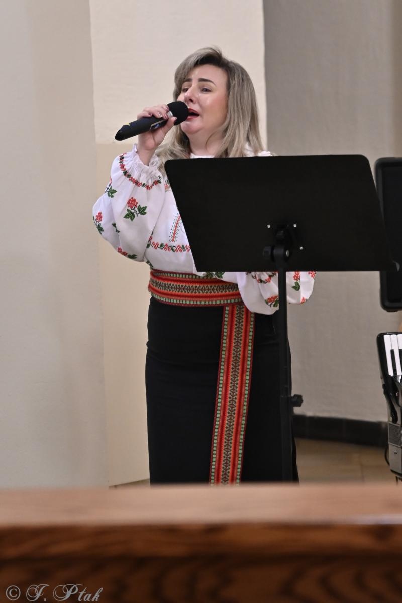 Zdjęcie w galerii na portalu naszraciborz.pl: Muzyka, która łączy serca – zespół Topolany z Ukrainy w raciborskim Kościele NSPJ wiadomości z regionu