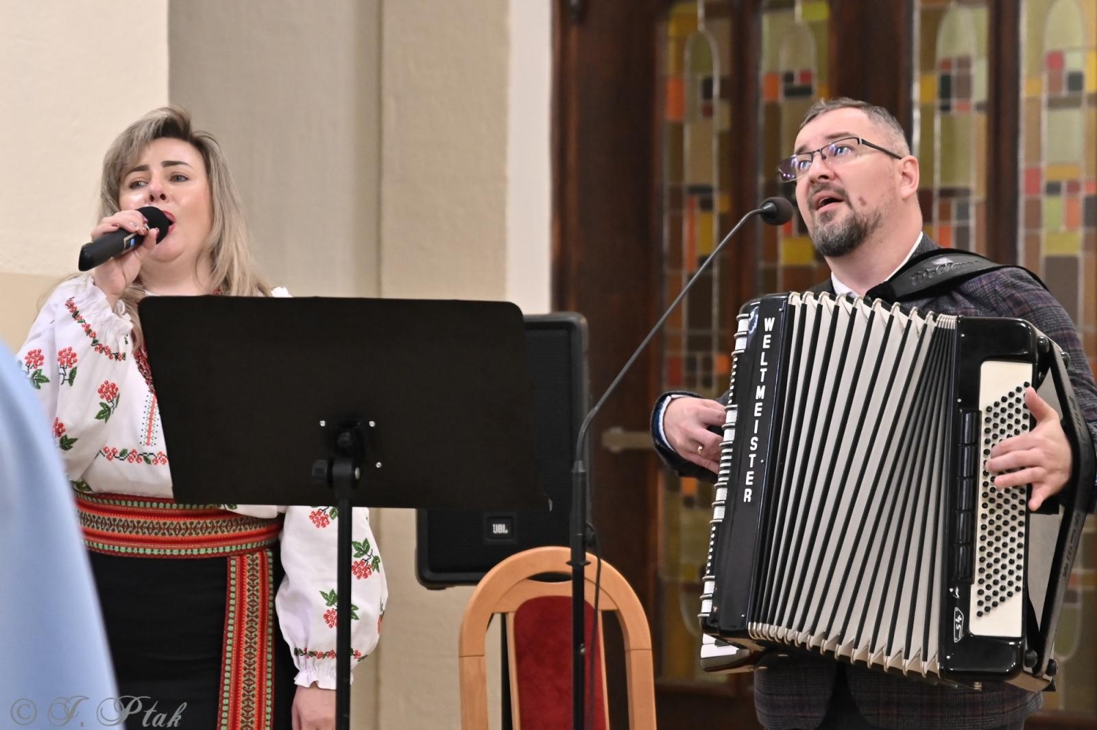 Zdjęcie w galerii na portalu naszraciborz.pl: Muzyka, która łączy serca – zespół Topolany z Ukrainy w raciborskim Kościele NSPJ wiadomości z regionu