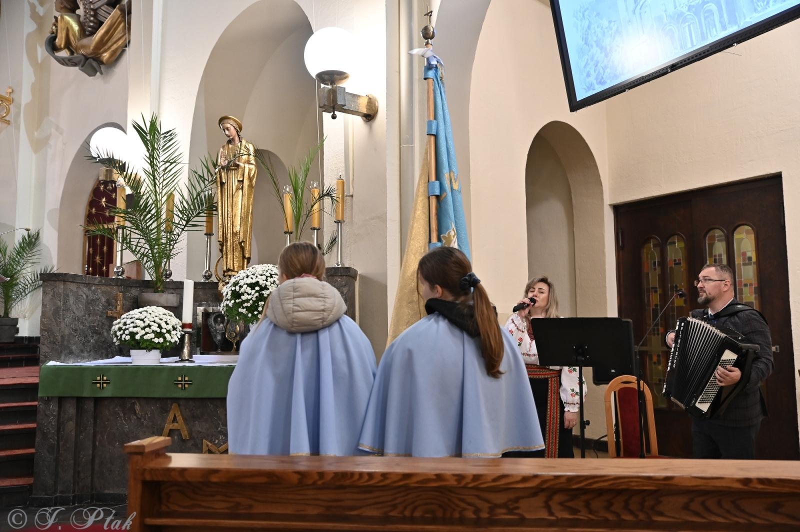 Zdjęcie w galerii na portalu naszraciborz.pl: Muzyka, która łączy serca – zespół Topolany z Ukrainy w raciborskim Kościele NSPJ wiadomości z regionu