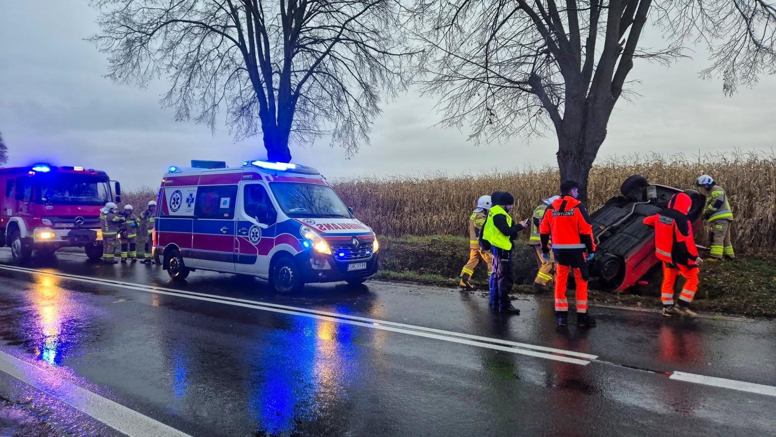 Zdjęcie w galerii na portalu naszraciborz.pl: Zasnął za kierownicą i dachował. Seicento w rowie w Tworkowie wiadomości z regionu