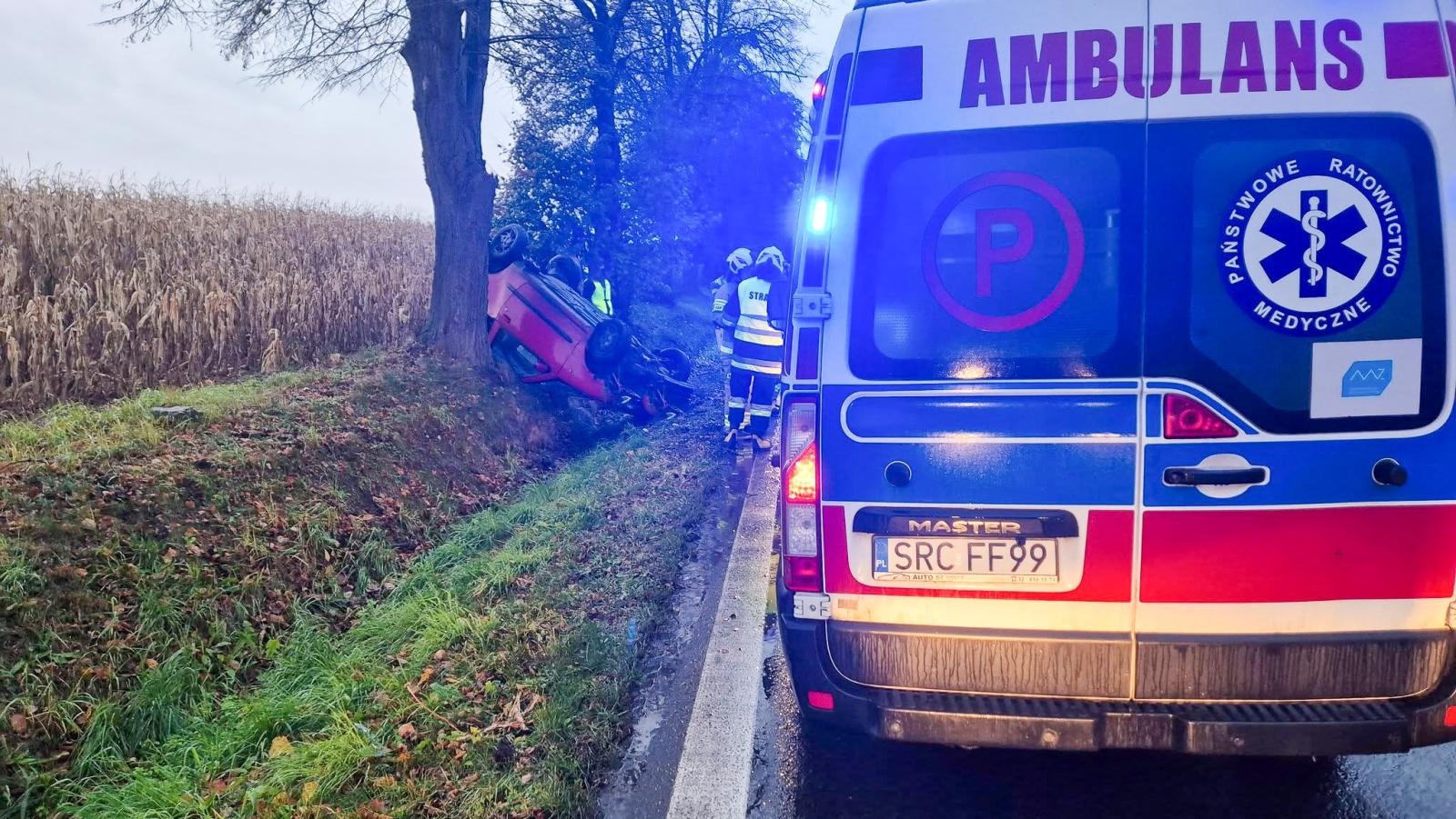 Zdjęcie w galerii na portalu naszraciborz.pl: Zasnął za kierownicą i dachował. Seicento w rowie w Tworkowie wiadomości z regionu