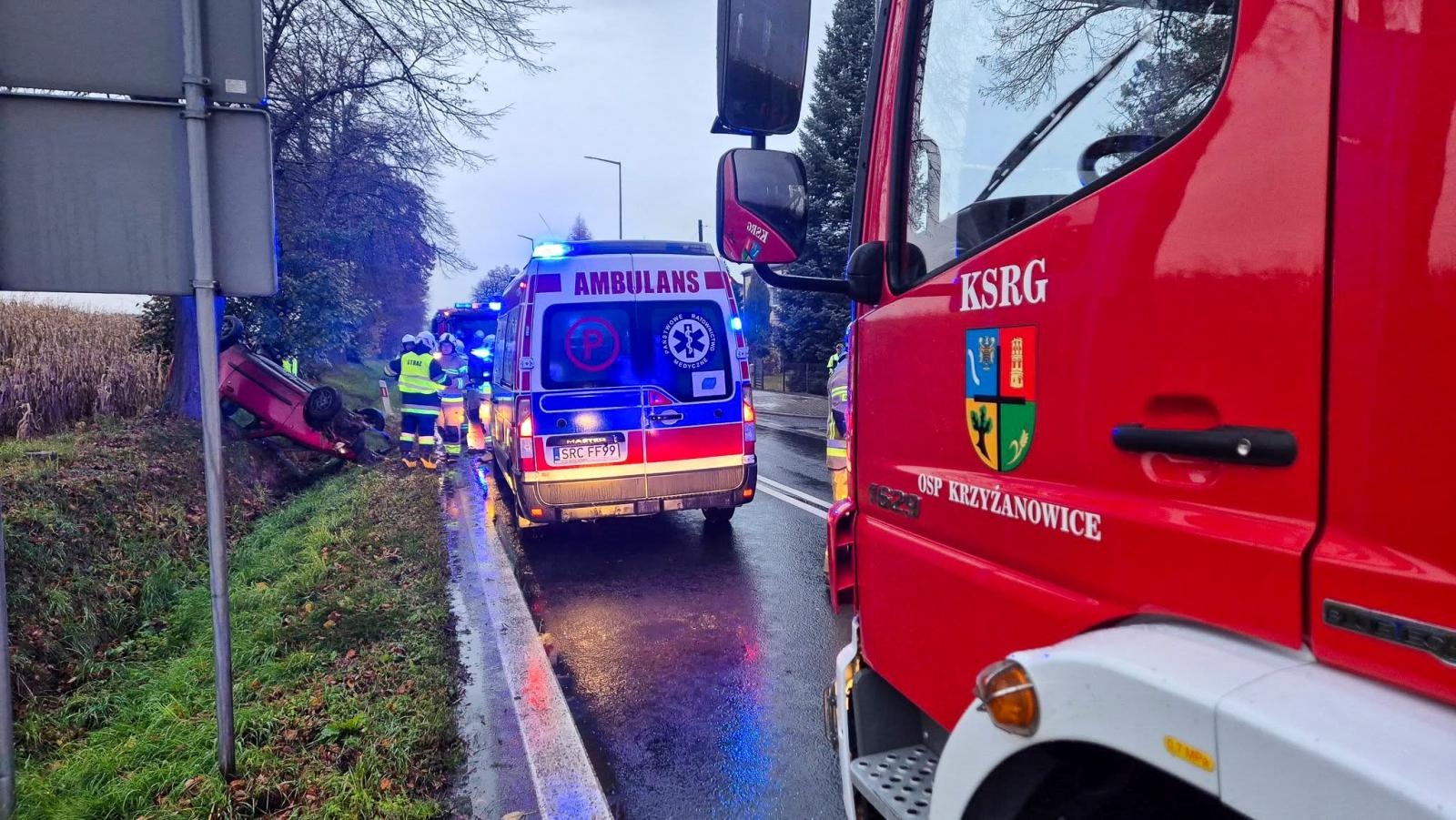 Zdjęcie w galerii na portalu naszraciborz.pl: Zasnął za kierownicą i dachował. Seicento w rowie w Tworkowie wiadomości z regionu