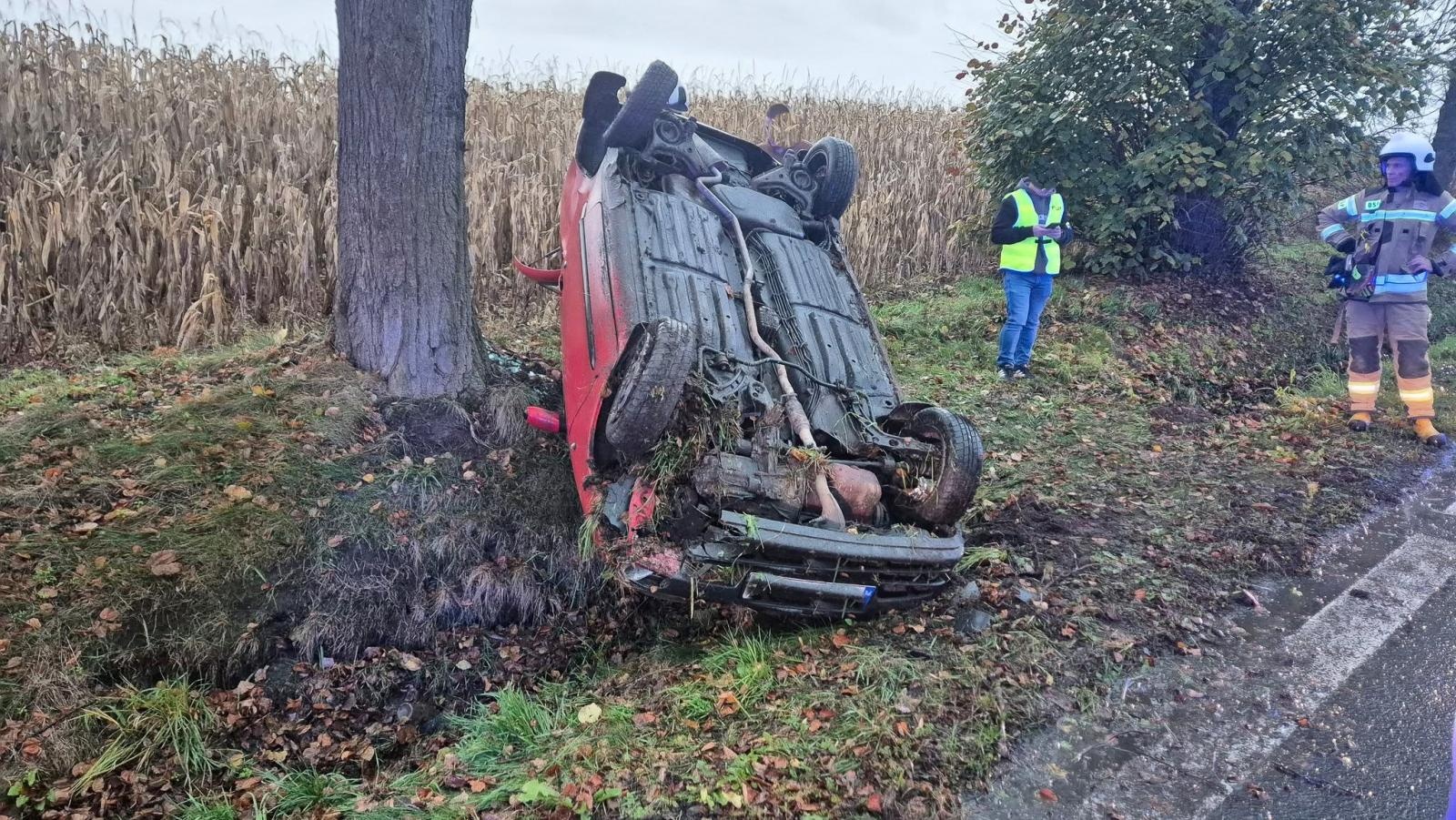 Zdjęcie w galerii na portalu naszraciborz.pl: Zasnął za kierownicą i dachował. Seicento w rowie w Tworkowie wiadomości z regionu