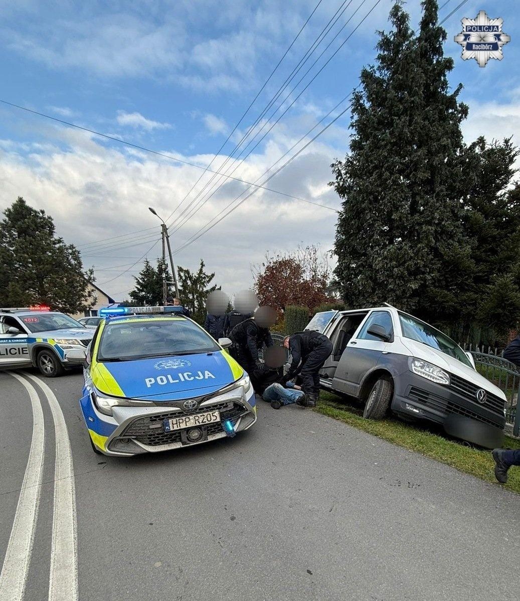Zdjęcie w galerii na portalu naszraciborz.pl: Dwaj Czesi pod wpływem narkotyków uciekali kradzionym busem [KOMUNIKAT POLICJI] wiadomości z regionu