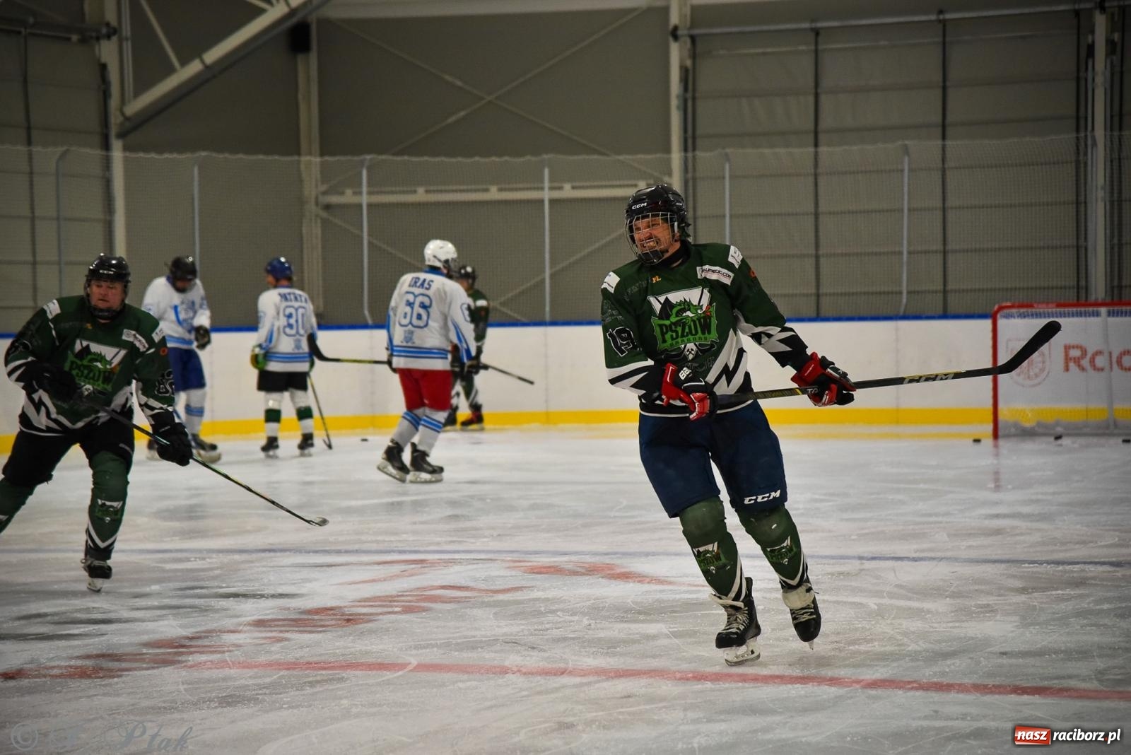 Zdjęcie w galerii na portalu naszraciborz.pl: Dragons Pszów pokonali Orły OSiR-u Racibórz. Hokej wrócił na Piastor [FOTO] wiadomości z regionu