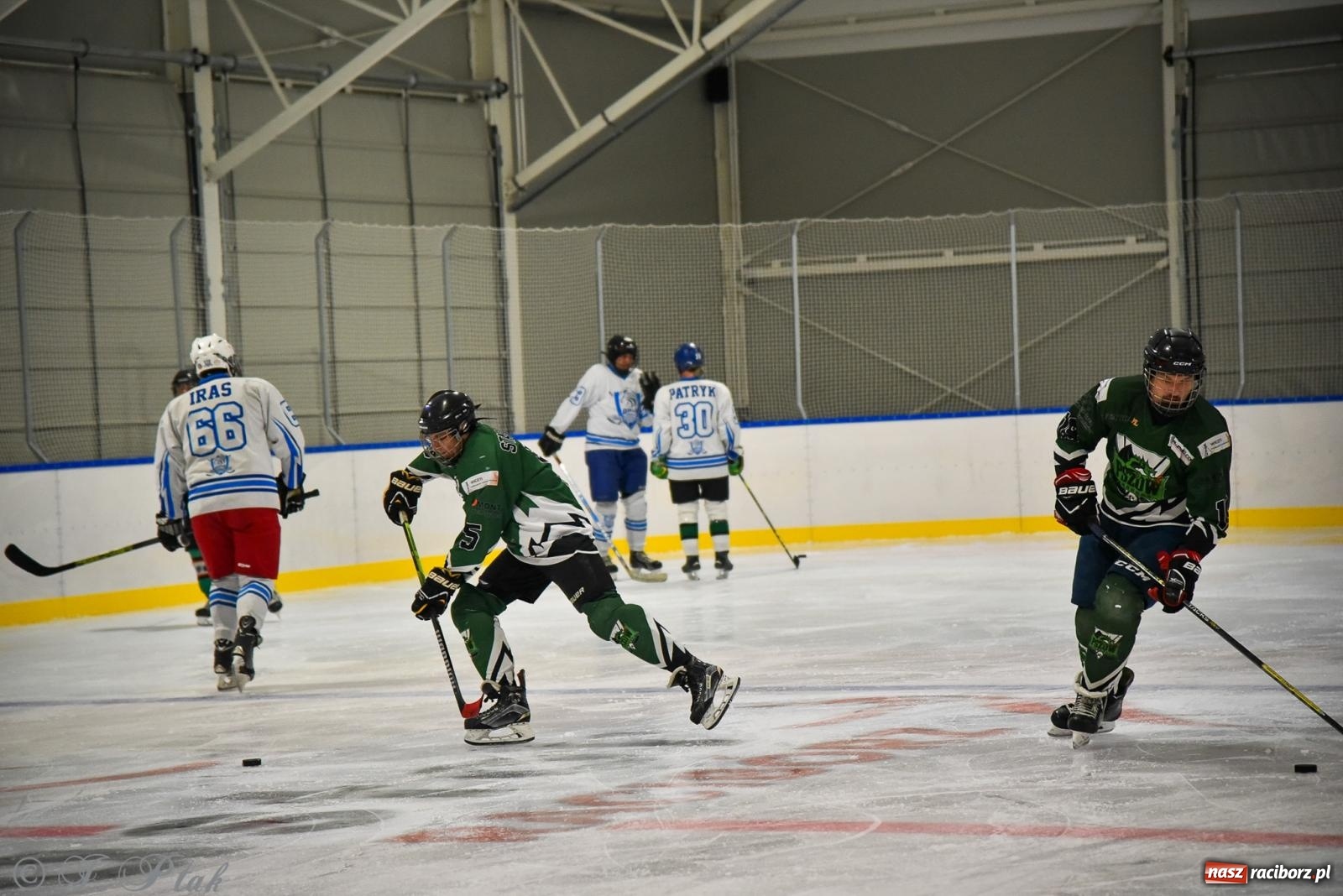 Zdjęcie w galerii na portalu naszraciborz.pl: Dragons Pszów pokonali Orły OSiR-u Racibórz. Hokej wrócił na Piastor [FOTO] wiadomości z regionu