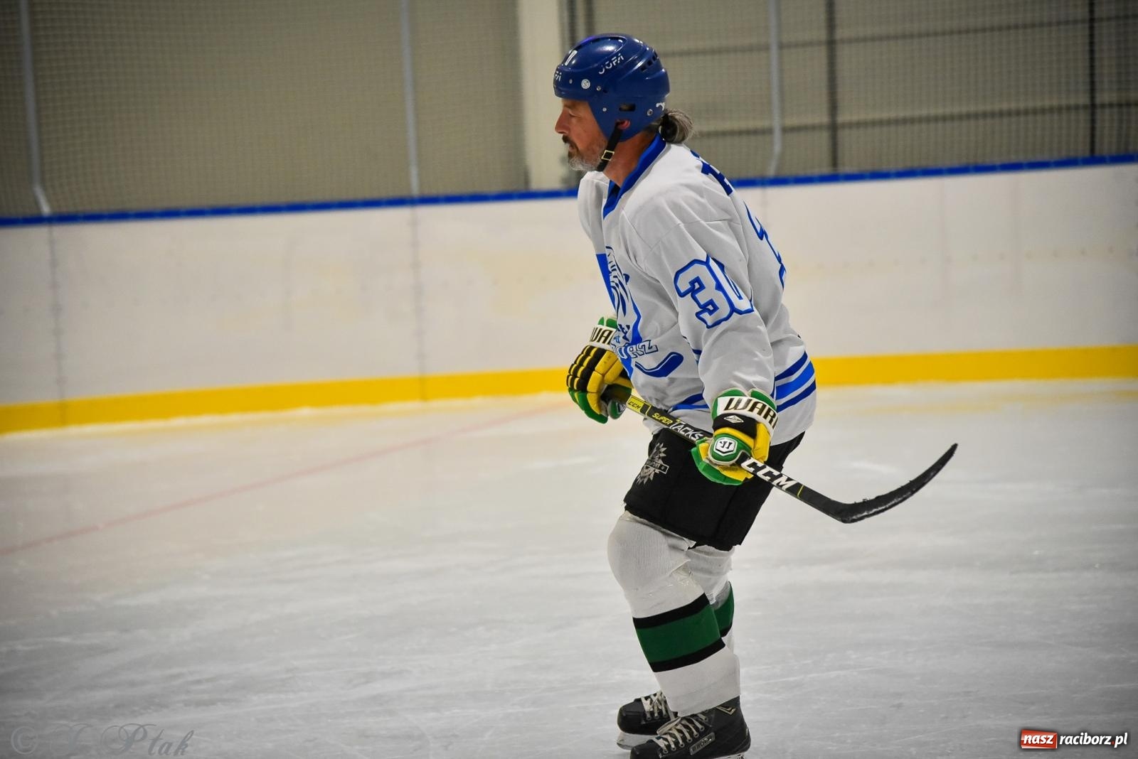 Zdjęcie w galerii na portalu naszraciborz.pl: Dragons Pszów pokonali Orły OSiR-u Racibórz. Hokej wrócił na Piastor [FOTO] wiadomości z regionu