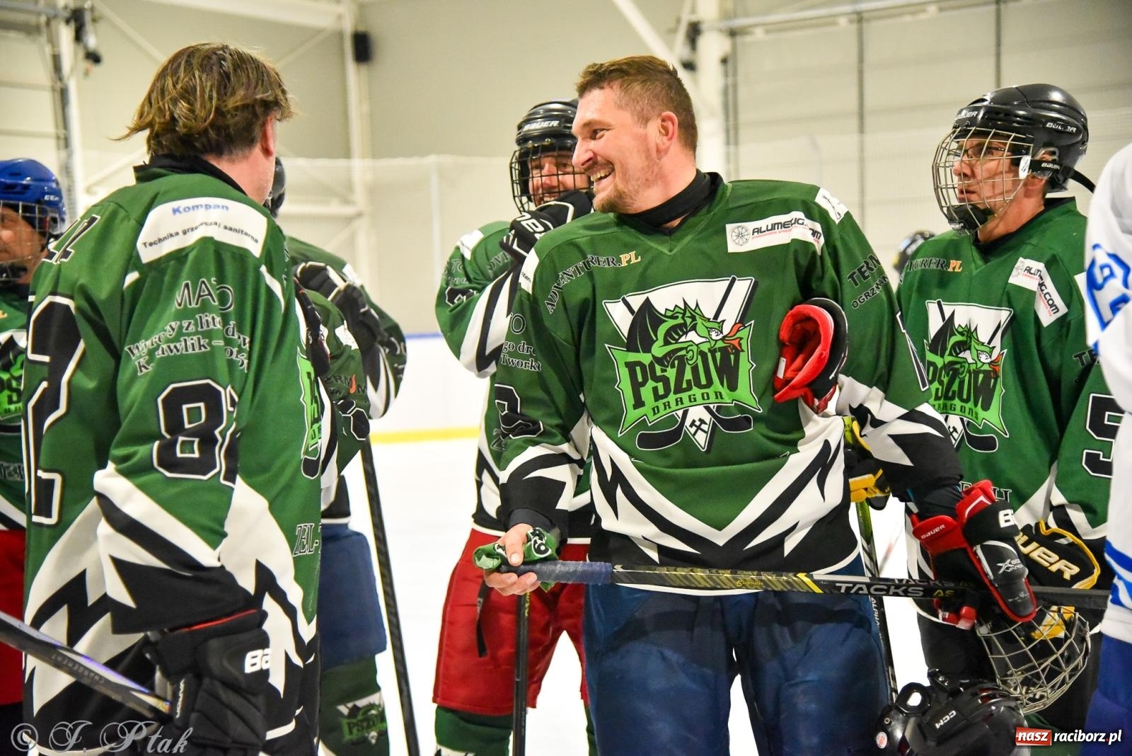 Zdjęcie w galerii na portalu naszraciborz.pl: Dragons Pszów pokonali Orły OSiR-u Racibórz. Hokej wrócił na Piastor [FOTO] wiadomości z regionu