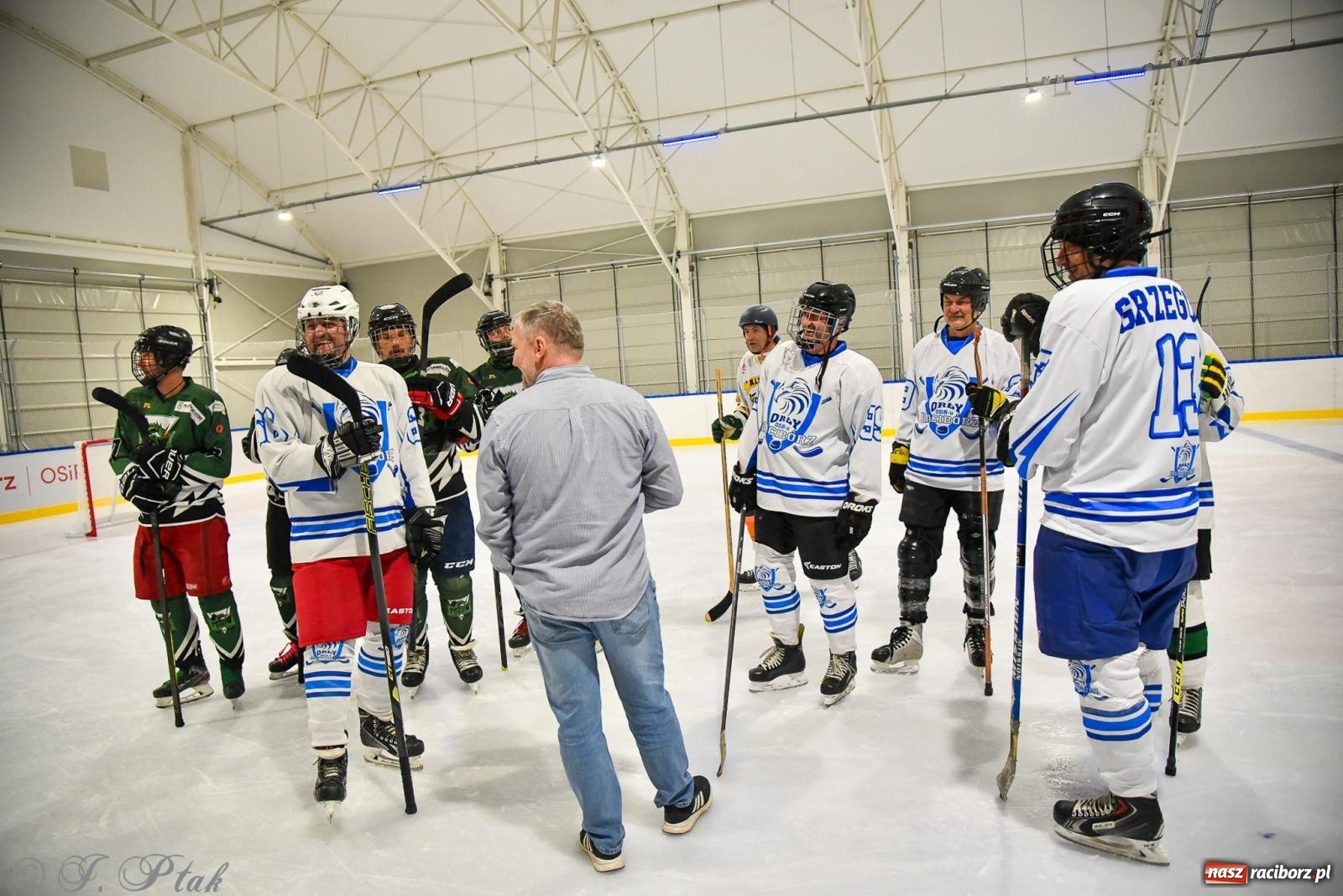 Zdjęcie w galerii na portalu naszraciborz.pl: Dragons Pszów pokonali Orły OSiR-u Racibórz. Hokej wrócił na Piastor [FOTO] wiadomości z regionu