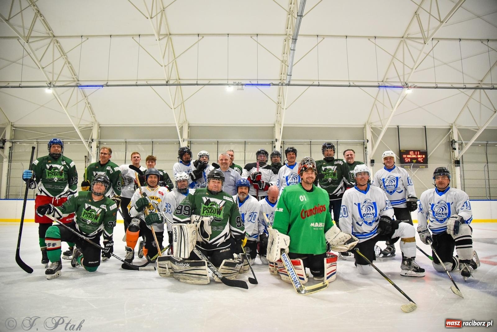 Zdjęcie w galerii na portalu naszraciborz.pl: Dragons Pszów pokonali Orły OSiR-u Racibórz. Hokej wrócił na Piastor [FOTO] wiadomości z regionu