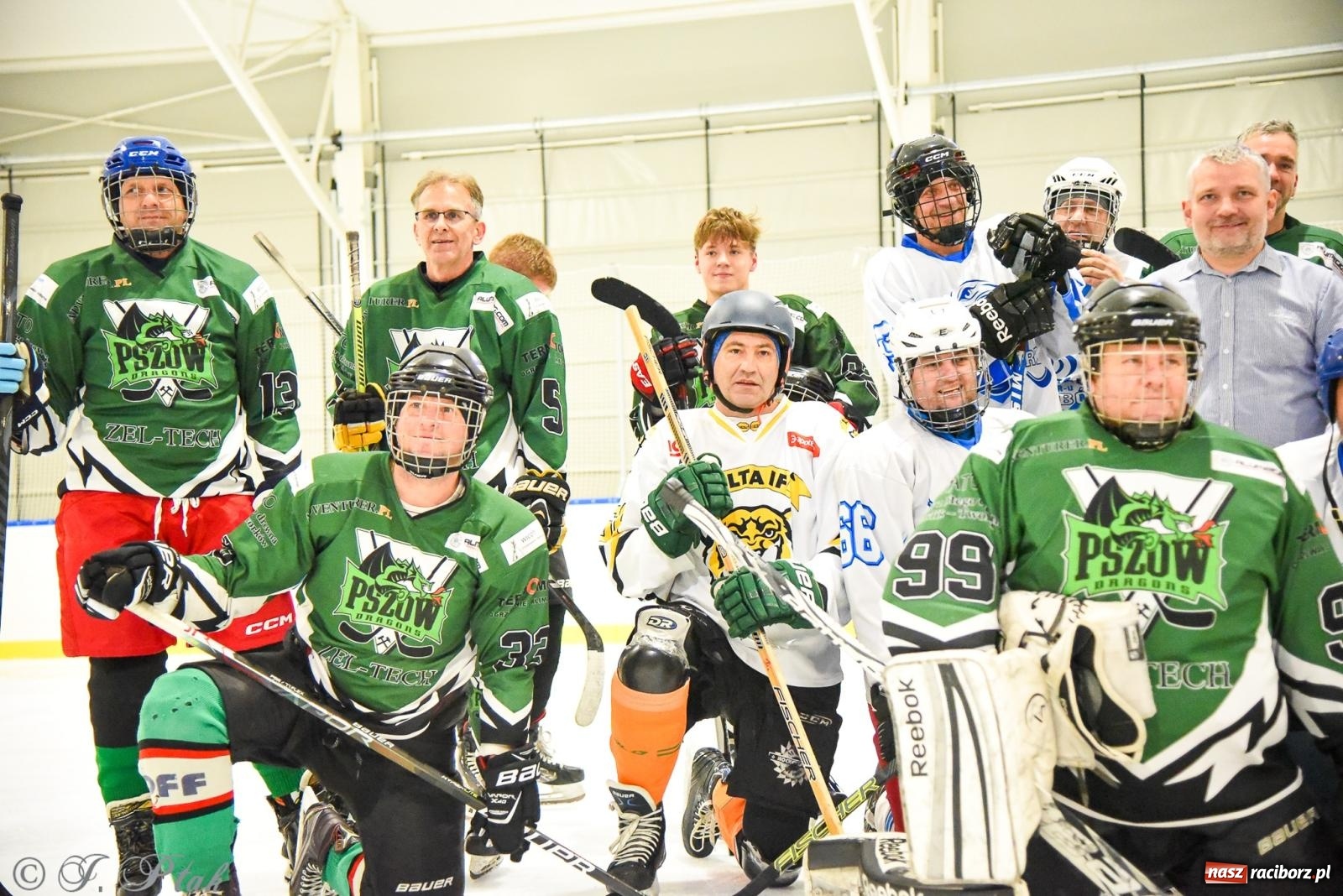 Zdjęcie w galerii na portalu naszraciborz.pl: Dragons Pszów pokonali Orły OSiR-u Racibórz. Hokej wrócił na Piastor [FOTO] wiadomości z regionu