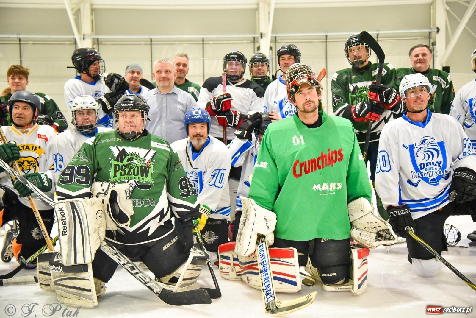 Zdjęcie w galerii na portalu naszraciborz.pl: Dragons Pszów pokonali Orły OSiR-u Racibórz. Hokej wrócił na Piastor [FOTO] wiadomości z regionu