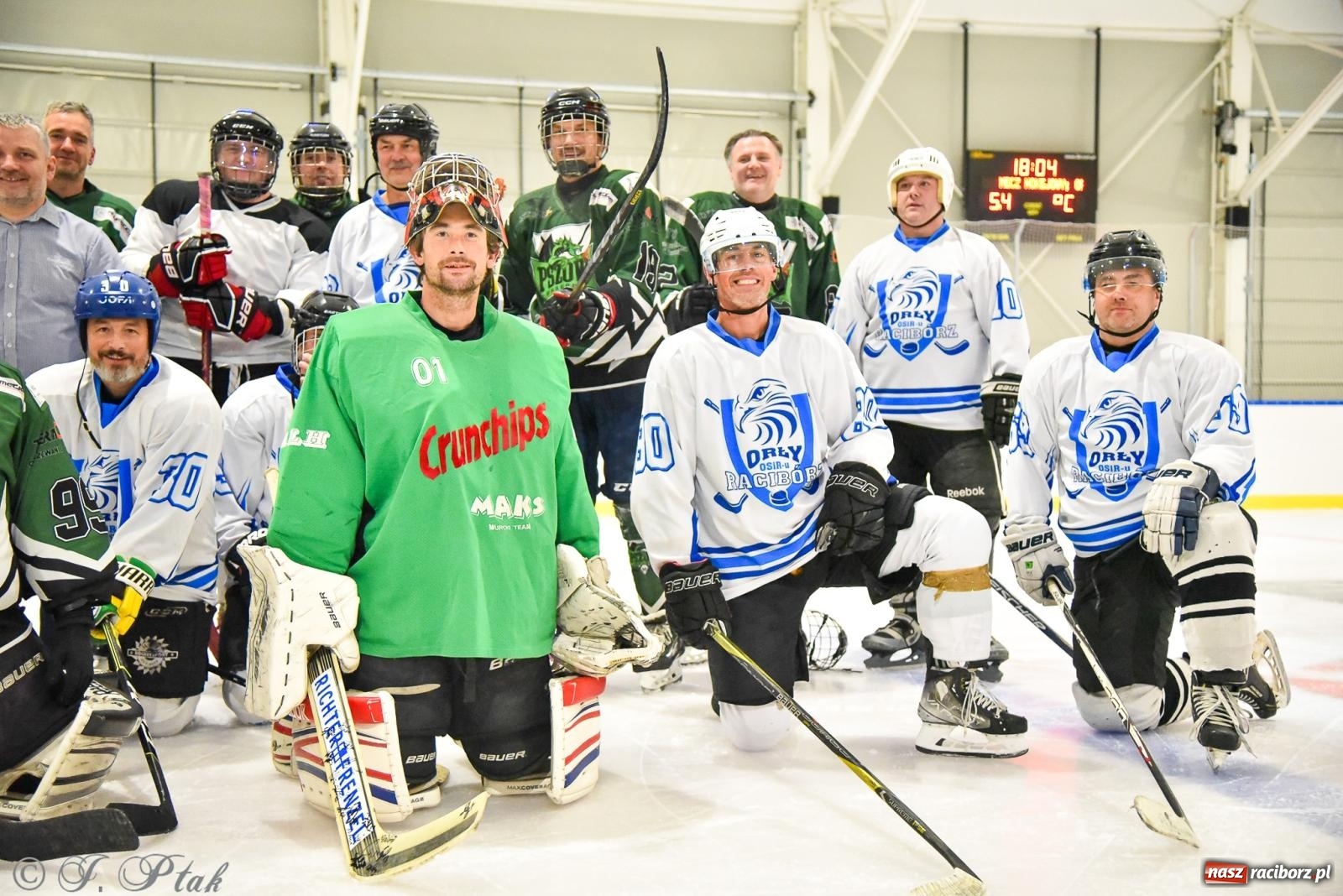 Zdjęcie w galerii na portalu naszraciborz.pl: Dragons Pszów pokonali Orły OSiR-u Racibórz. Hokej wrócił na Piastor [FOTO] wiadomości z regionu