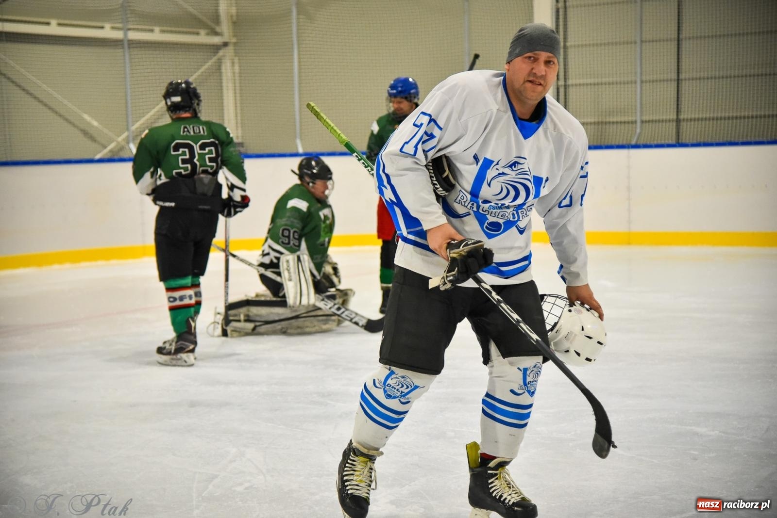 Zdjęcie w galerii na portalu naszraciborz.pl: Dragons Pszów pokonali Orły OSiR-u Racibórz. Hokej wrócił na Piastor [FOTO] wiadomości z regionu